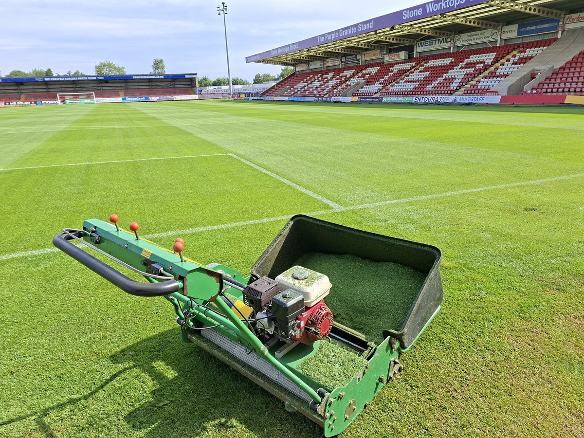 groundsperson77's tweet photo. PITCH UPDATE. Bit by bit, coming together. Pattern and pitch markings drilled in for pre season @khfcofficial
#newpitch #newseason ❤️🤍❤️🤍 https://t.co/eBnMAOzQDV