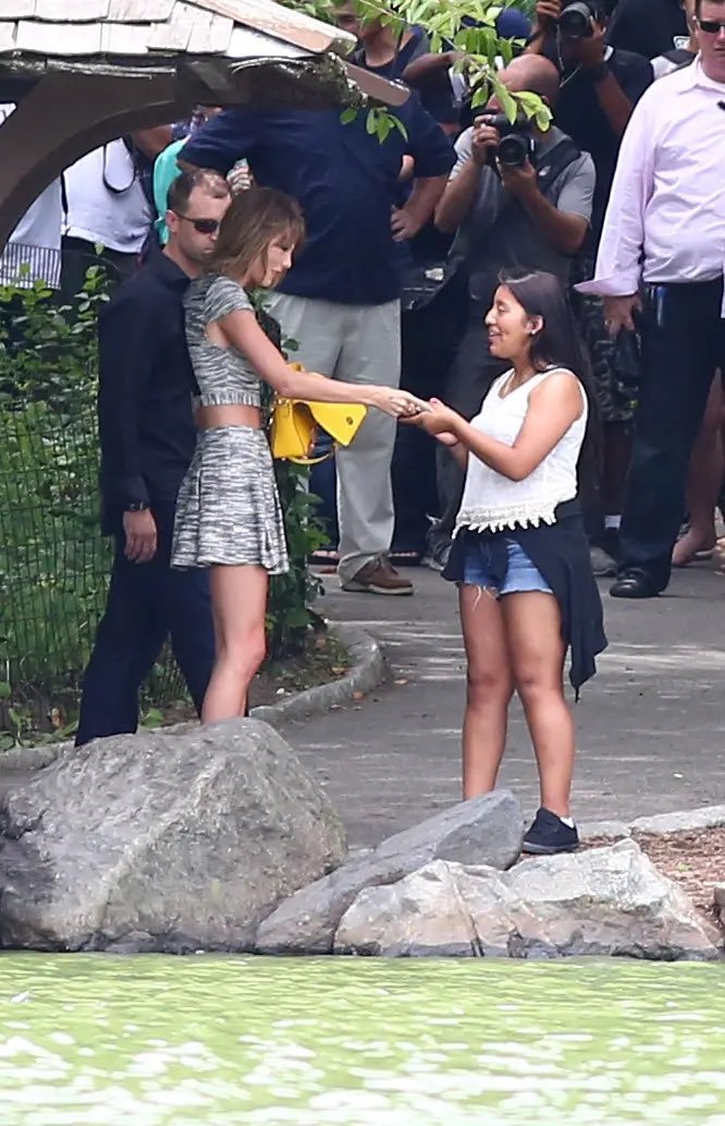 SwiftyRuza's tweet photo. when Taylor Swift gave a fan $90 for her birthday so she could go to Chipotle 😭 https://t.co/DoBm8nesYU