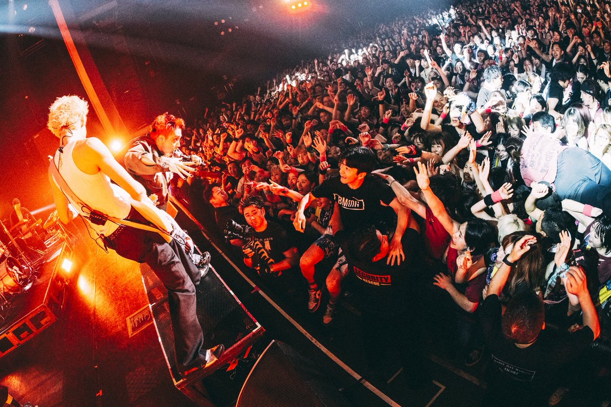 iamnovelcore's tweet photo. ⁡PERFECTLY DEFECTiVE TOUR 2026 
-FINAL- at 豊洲PIT
⁡
ツアーファイナル、単独で立つのは3年ぶりの豊洲PIT。
俺の人生のエンドロールで流れるべき名シーンが、これでもかってくらい詰まった2時間だった。人生のハイライト、そのものみたいな美しい景色だった。
⁡
改めて、ツアーに来てくれたみんなはもちろん、会場に足を運ぶ以外も、それぞれが色んな形で応援してくれたり…全てが力になったよ。
いつだってそうだけど、見守ってくれた全ての人の支えがあって、初めて成り立つ公演、ツアーだった。
⁡
全員、本当にありがとう。
⁡
公演数は7公演と少なめ（7で少なめはバグってきているけど）だったし、振り返るとあっという間だったけど、凄く濃い期間だった。
ツアーの間、裏でも色んなプロジェクトが同時進行していて、人としても、アーティストとしても、ボーカリストとしても、チームを仕切るフロントマンとしても、もっともっと強くならなきゃって感じる瞬間が本当に多くて。
⁡
気持ちの浮き沈みも激しかったな。
大阪の時とか、正直本当にダメになりそうで。みんなに沢山助けてもらったし。
⁡
OUTERやチームスタッフ、バンドメンバーにあんな弱々しい姿を見せたのも久しぶりだった。
⁡
でも、素っ裸で、みんなと顔を突き合わせて、時には泣いたり、時には大爆笑したりしながら一歩ずつ進んでいく、この感じがツアーだなぁって。凄く楽しかった。
⁡
そんなツアーのラストに豊洲PITを選んだのは、やっぱりここが俺らにとって凄く大切な会場だから。
⁡
3年前、この豊洲PITで俺達は日本武道館公演の開催を発表したし、うっちーがバンドメンバーに加わったのもここから。
そもそも、俺が人生で初めて、Novel Coreとして大型の有観客ライブに出演したのも、2018年のSKY-HIのRAGツアーのファイナル、豊洲PITだったし。
⁡
そういうストーリーが全部繋がって、今の俺が、この場所で、この人達と歌う意味が、言葉にせずとも伝わるライブになったと思う。
⁡
名古屋公演からこじらせてしまっていた喉の不調が、点滴やステロイド投与でもなかなか回復しなくて、本番の後半の歌が自分としては本当に情けない状態だった、という悔しさはありつつ、みんなが俺に向かって歌ってくれた「HERO」とか、前日に照明のプログラミングにも参加して、細かく演出を作り込んだ初披露の「名前」とか、あの空気感の中でしか成立しなかった曲もあったと思う。
⁡
改めて、一緒にライブを作ってくれたみんなに心から感謝したい。ありがとう。
⁡
何より「それぞれがそれぞれの楽しみ方を許容し、エンターテインメントの中で行き来し、越境することを可能にする」をコンセプトにしたミクスチャー・フロア構想、そして、それを実現するための1発目の挑戦・ミクスチャー型エリアデザイン。
⁡
他に前例のないこの挑戦は、みんなが思っている以上に大変なことだらけで、俺はもちろん、スタッフチームの皆さんが本当に丁寧に、各所と調整を重ねてくれて、そのおかげで成立した。
⁡
そして、ライブの1週間前くらいから、有志のOUTER達が俺の知らないところで「アクティブゾーンで絶対に怪我人を出さない」「他エリアも置いていかない」みたいなことを議題にして、こういうことが起きた時はこうしよう！って対策ミーティングをしてくれているのを目にしたり。
本当にOUTER、凄いよ。全員、凄い。頭が上がらない。
⁡
実際に本番前、モニターに映るみんなの姿を見て、本当にテンションが上がったし。
今日の最終BGMはRIZEのAmerican Heroにしようってなったのも、みんなが開演前から最高のボルテージを見せてくれていたからだし。
⁡
アクティブゾーンも、セーフティーゾーンも、座席指定エリアも、ファミリーエリアも。全ての空間に存在する美しい景色。
⁡
本当に歴史的な夜だったよ。
みんな、俺に夢を見せてくれてありがとう。
⁡
まだまだやります。
⁡
10月からスタートする新たなツアー、まずはmuqueとの対バンから。
とんでもないツアーにするからね。はっちゃけようぜ！
⁡
ちょうど誰でも応募可能なオフィシャル先行受付も始まったし、広島以外は結構な倍率だけど（広島！！おいーい！！広島ァ！！）、ぜひ応募してみてほしい。

https://t.co/QsfcbnPEit 
⁡
ライブハウスが、スタンディングが。
そういう初めての要素があっても怖がらなくて大丈夫。
⁡
俺らは最高に温かいフロアを、優しいカオスを、まだまだ本気で目指します。
⁡
改めて、本当に良いツアーだった。 
来てくれたみんな、来られなくても魂のベクトルを俺らに向けてくれていたみんな、全員にありがとう！
⁡
ラブ！
⁡
Photo: @SatoshiHata 

See more photos on Instagram.
https://t.co/QXPLFlfg6x

#PD_TOUR2026