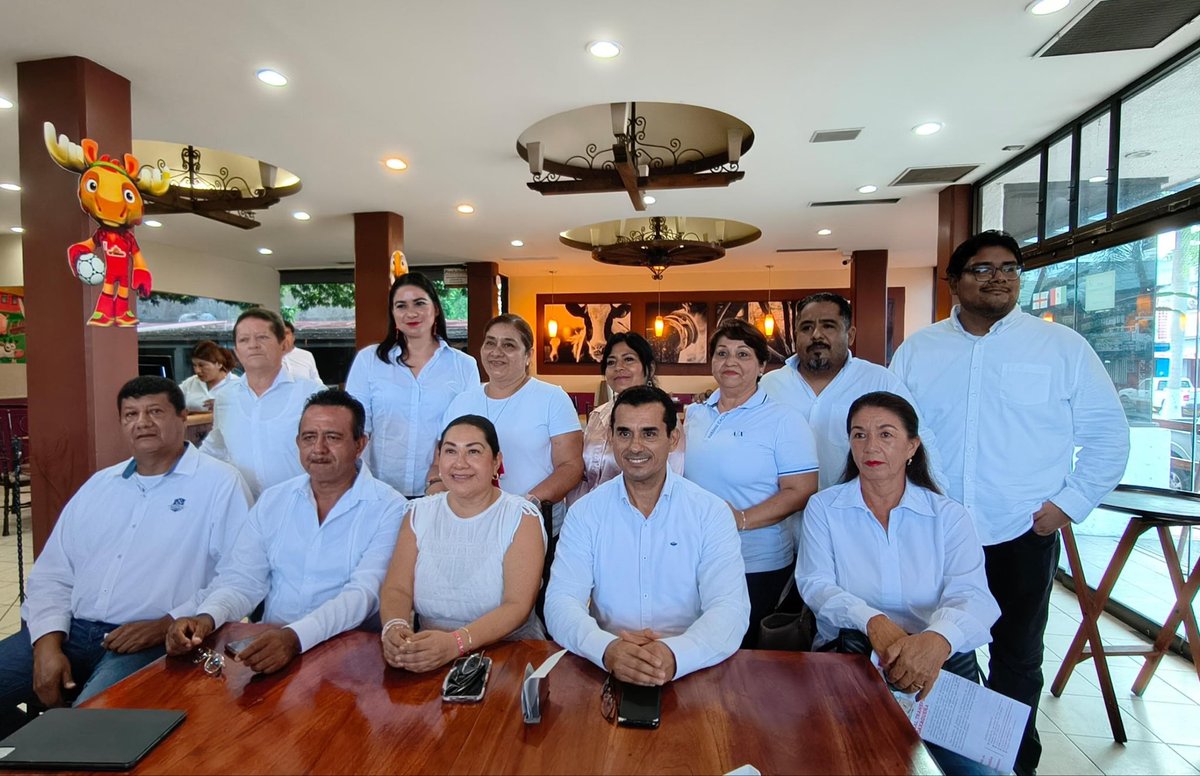 PETEOOAX's tweet photo. 🔴⚪ ¡La Ola Grana Cochinilla sigue avanzando! ❤️🤍

El día de hoy, nuestra Presidenta del Partido de la Transformación Oaxaqueña, Salomé Martínez, sostuvo una reunión de trabajo con el Coordinador Territorial David Fridstein Flores y el Comité Municipal de San Juan Bautista Tuxtepec, reafirmando el compromiso de seguir fortaleciendo la organización y la unidad de nuestro movimiento.

Con diálogo, cercanía y trabajo en equipo, continuamos consolidando un partido fuerte, cercano a la gente y preparado para transformar Oaxaca.

#LaOlaGranaCochinilla #TransformaciónOaxaqueña #UnidadYOrganización #SomosLaFuerzaDeLaTransformación #SomosLaFuerzaDeLaTransformación
#LaFuerzaDelCambioVerdadero

@SalomeMtzS