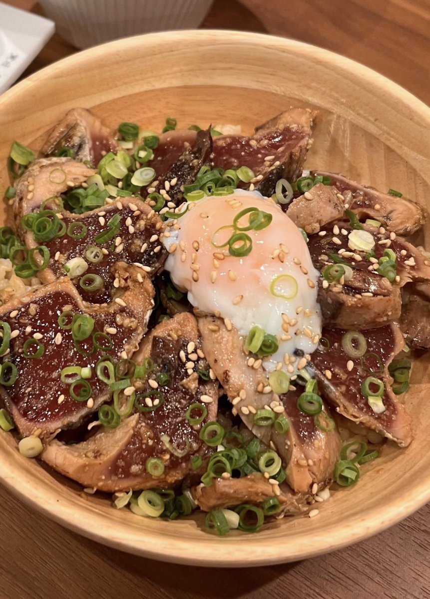 chocoha25's tweet photo. カツオはこの漬け丼レシピがマジで1番うまい。醤油大3,みりん大1.5,すりごまといりごま適量,生姜チューブ2cm,ごま油小2に漬けて冷蔵庫で30分寝かすだけ。温玉、ネギ、ごま、刻みのりトッピングが合う！ご飯止まらん！！ https://t.co/ZUmWLXBVaY