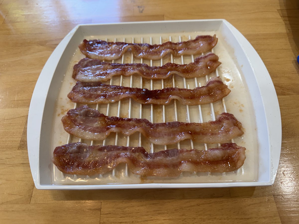 meathead's tweet photo. I bought this plastic gadget for microwave bacon. It is now my favorite way to cook bacon. They always come out exactly the way I like them medium rare with slightly crunchy meat and tender fat. Can you see how clean  the drippings are? It comes with a cover to prevent spattering https://t.co/YVa8yLmvod