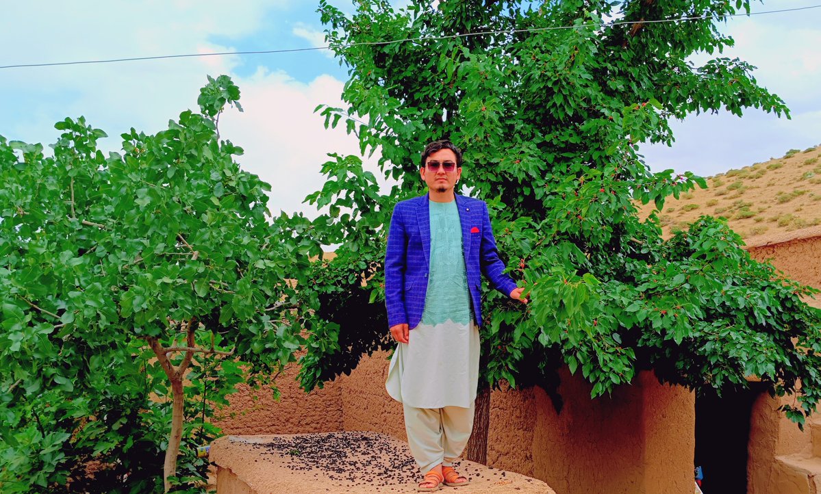 Ataullah_Ataee7's tweet photo. یک‌برش‌شعر 

به قطره قطرهٔ باران، امید می‌روید
دل از محبتِ انسان، سپید می‌روید

Hope grows with every drop of rain.
The heart blossoms through human kindness. https://t.co/qMUKelPM1O
