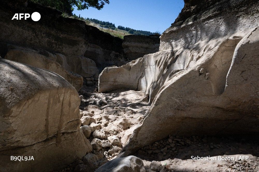 afpfr's tweet photo. Il ne reste que des roches et des cailloux : près de la frontière franco-suisse, la rivière Doubs a disparu, manifestation la plus saisissante de la sécheresse qui touche actuellement le département du même nom, placé en "alerte renforcée".

Reportage ➡️ https://t.co/R5IC0ifTXm https://t.co/bIX2xXSAr5