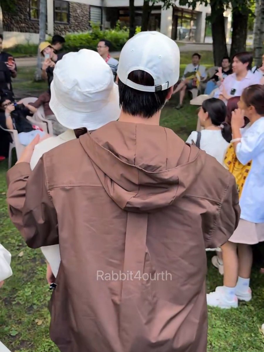 limingbot's tweet photo. the size difference from this angle,,, kill meeee https://t.co/IHxczm5Gvm