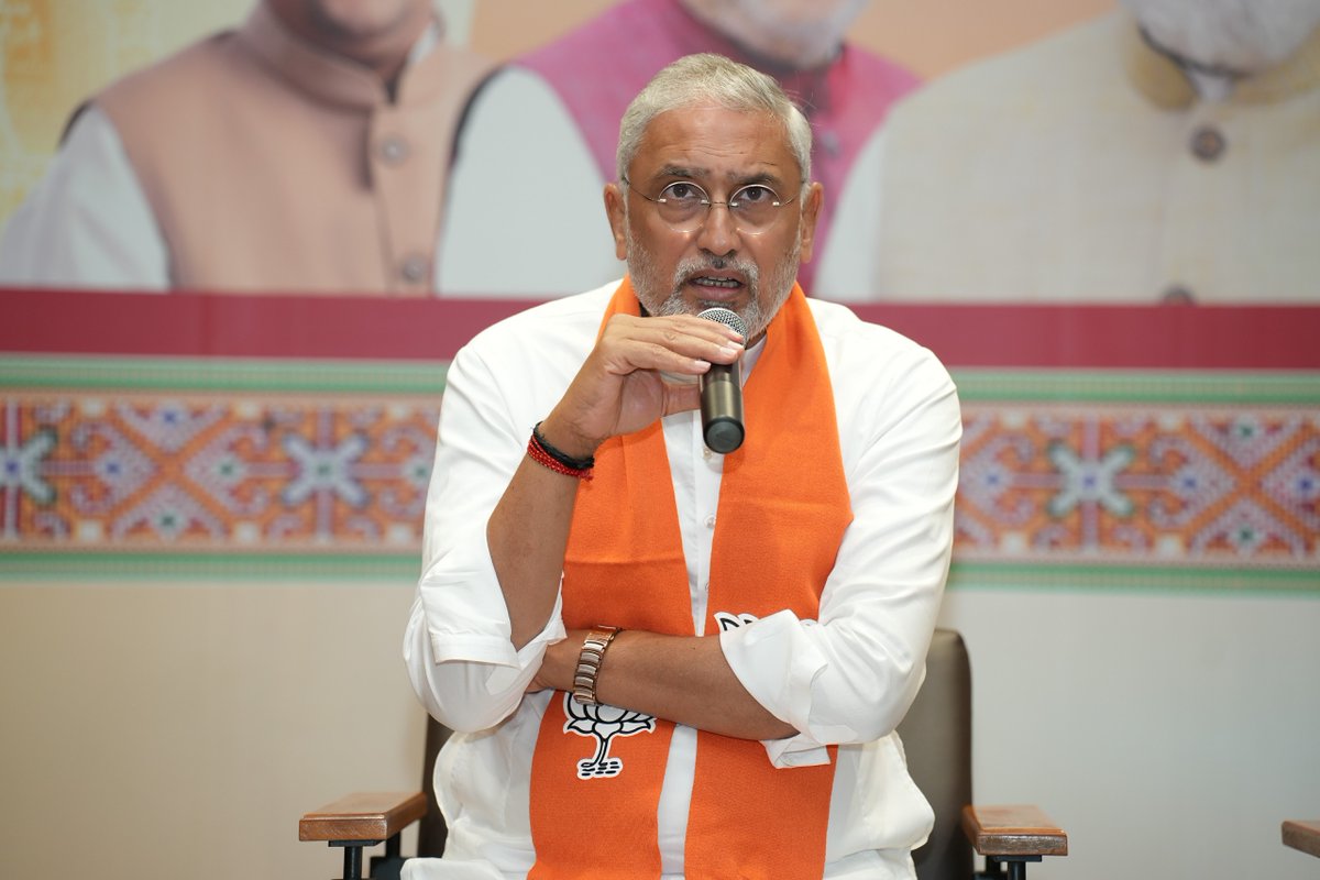 BJP4Gujarat's tweet photo. પ્રદેશ અધ્યક્ષ શ્રી @iJagdishBJP ની અધ્યક્ષતામાં તથા પ્રદેશ સંગઠન મહામંત્રી શ્રી @ratnakar273 જીની વિશેષ ઉપસ્થિતિમાં આજે પ્રદેશ કાર્યાલય 'શ્રી કમલમ્' ખાતે 'સંગઠનાત્મક બેઠક' યોજાઈ. 

આ બેઠકમાં પ્રદેશ મહામંત્રી @DrPrashantkorat , શ્રી @aniruddhdavebjp , શ્રી @Hitendrasinhbjp તથા પ્રદેશ પદાધિકારીશ્રીઓ, જિલ્લા પ્રમુખશ્રીઓ અને પ્રભારીશ્રીઓ ઉપસ્થિત રહ્યાં.