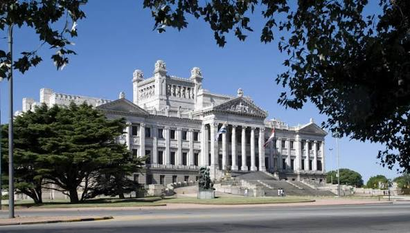Cybertario's tweet photo. Después del berrinche, la sensatez

Ante el berrinche del oficialismo al descubrir que la ciudadanía no le dio mayoría en Diputados para hacer lo que se le antoje, proponemos que el @Parlamento_UY ceda al Ejecutivo los 10 millones de dólares del Programa 747 (previstos para las nuevas obras anunciadas por la Vicepresidenta Carolina Cosse), con el objetivo de financiar las transferencias a la primera infancia, incluidas en el proyecto de Rendición de Cuentas.
La medida, equivalente a un tercio de lo que se necesita, sería una señal de que los legisladores somos capaces de actuar por encima de diferencias partidarias, ante las necesidades de los más vulnerables. El resto significa menos del 0,1% del presupuesto nacional, por lo que no debería ser un problema.
Si a la bancada del F.A. no le convencen las reglas de la democracia y la política (dialogar y negociar para obtener mayorías), acá tiene parte de la solución.