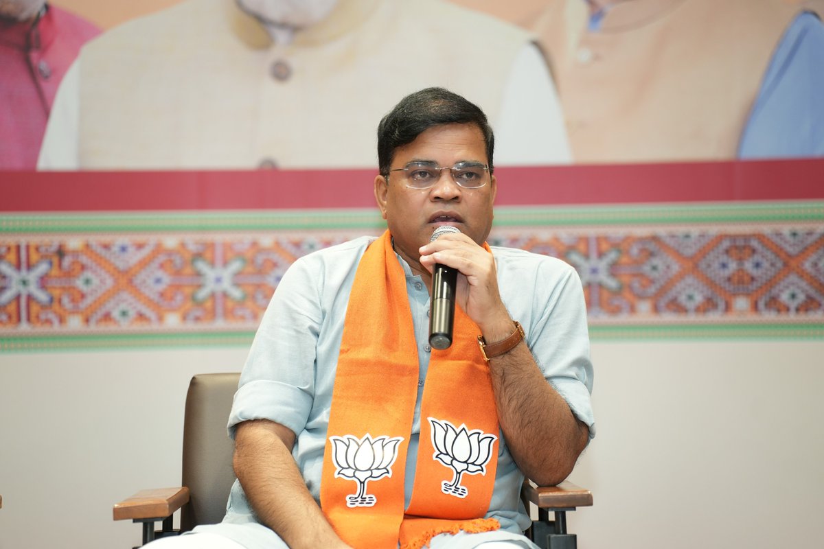 BJP4Gujarat's tweet photo. પ્રદેશ અધ્યક્ષ શ્રી @iJagdishBJP ની અધ્યક્ષતામાં તથા પ્રદેશ સંગઠન મહામંત્રી શ્રી @ratnakar273 જીની વિશેષ ઉપસ્થિતિમાં આજે પ્રદેશ કાર્યાલય 'શ્રી કમલમ્' ખાતે 'સંગઠનાત્મક બેઠક' યોજાઈ. 

આ બેઠકમાં પ્રદેશ મહામંત્રી @DrPrashantkorat , શ્રી @aniruddhdavebjp , શ્રી @Hitendrasinhbjp તથા પ્રદેશ પદાધિકારીશ્રીઓ, જિલ્લા પ્રમુખશ્રીઓ અને પ્રભારીશ્રીઓ ઉપસ્થિત રહ્યાં.