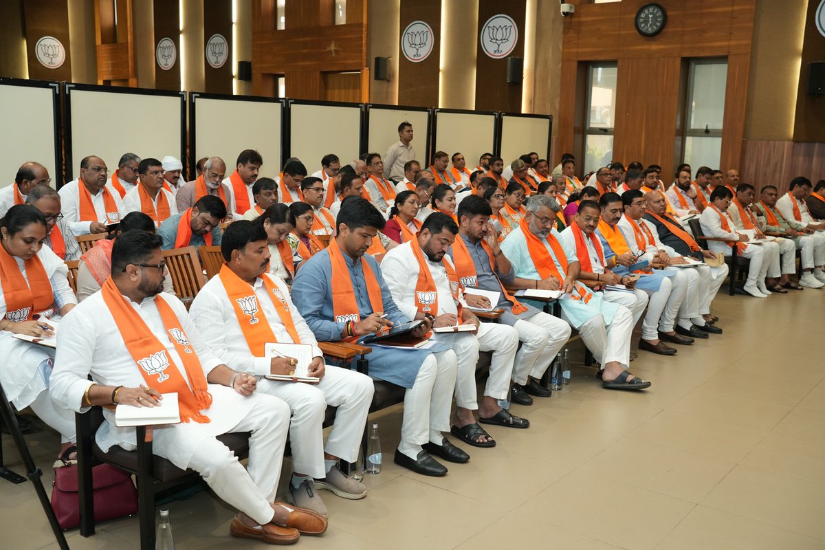 BJP4Gujarat's tweet photo. પ્રદેશ અધ્યક્ષ શ્રી @iJagdishBJP ની અધ્યક્ષતામાં તથા પ્રદેશ સંગઠન મહામંત્રી શ્રી @ratnakar273 જીની વિશેષ ઉપસ્થિતિમાં આજે પ્રદેશ કાર્યાલય 'શ્રી કમલમ્' ખાતે 'સંગઠનાત્મક બેઠક' યોજાઈ. 

આ બેઠકમાં પ્રદેશ મહામંત્રી @DrPrashantkorat , શ્રી @aniruddhdavebjp , શ્રી @Hitendrasinhbjp તથા પ્રદેશ પદાધિકારીશ્રીઓ, જિલ્લા પ્રમુખશ્રીઓ અને પ્રભારીશ્રીઓ ઉપસ્થિત રહ્યાં.