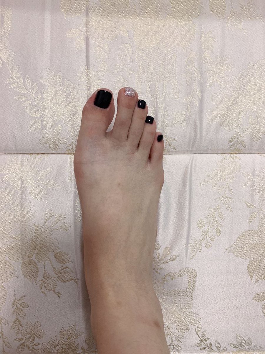 baoyuhezi8's tweet photo. 嫩白玉足赤裸踩在锦缎床单上，五趾修长，黑漆甲面闪着淫光，唯一那颗银粉趾尖像骚穴般刺眼，脚背青筋隐现，脚心粉嫩湿润，仿佛随时要被舔到发抖。

#足控 | #套路脚拍 | #恋足 | #大学生
    
7P . 1V

点击主页链接查看更多精彩资源 https://t.co/psQrzvYaEK