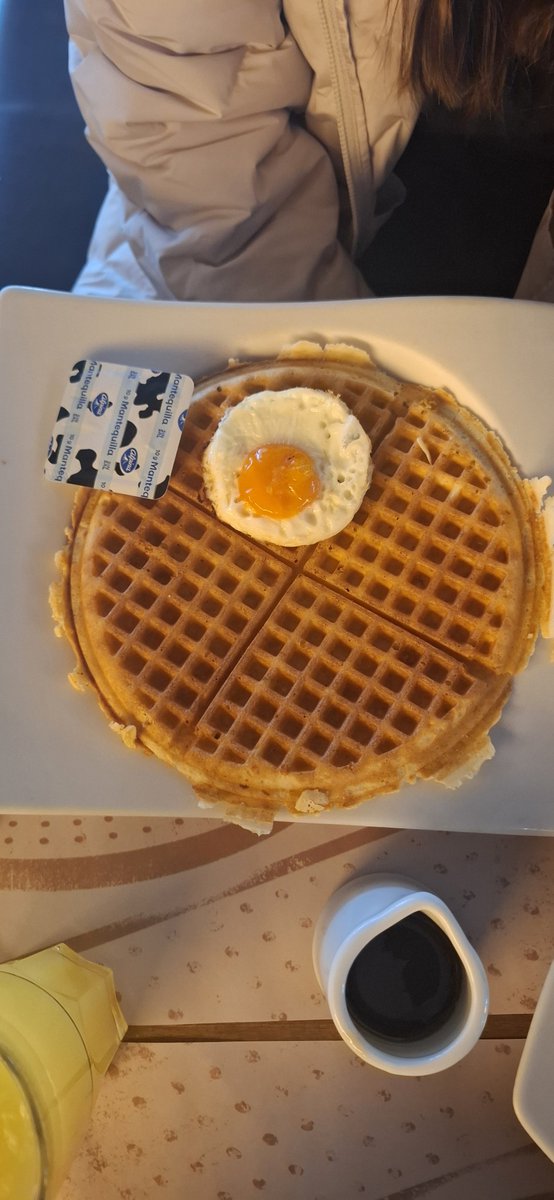 _onlypxndi's tweet photo. Yo que nunca me quejo por acá pero estoy anonadado de lo mucho que ha empeorado Crepes. Hoy desayuné y recibí esto como huevo. Caro , pequeño y malo @CrepesWafflesCo https://t.co/yie5iykrAM