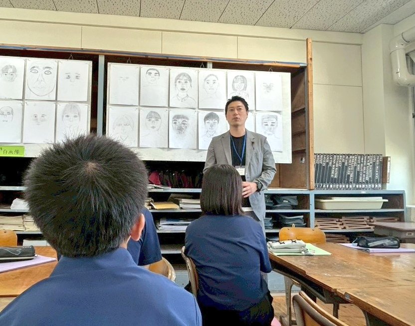 yukihito_akagi's tweet photo. 2週間で4校🏫
計約400名の中学生の前でお話し＆交流
答えは現場にある🔥

私が言えることは
一歩動いたら景色は変わる👣
選んだ道を正しい道へ🔥

新しいこと
やったことないことへの挑戦は
これからも続きます🔥 https://t.co/QKCvllG2Mz
