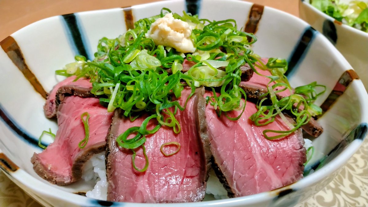 Munch_46edog's tweet photo. てことでﾀﾀﾞｲﾓｰ
今夜はいただき物のローストビーフで丼と生野菜。
ｲﾀﾀﾞｸﾏｰ https://t.co/DvJqjzVqn9