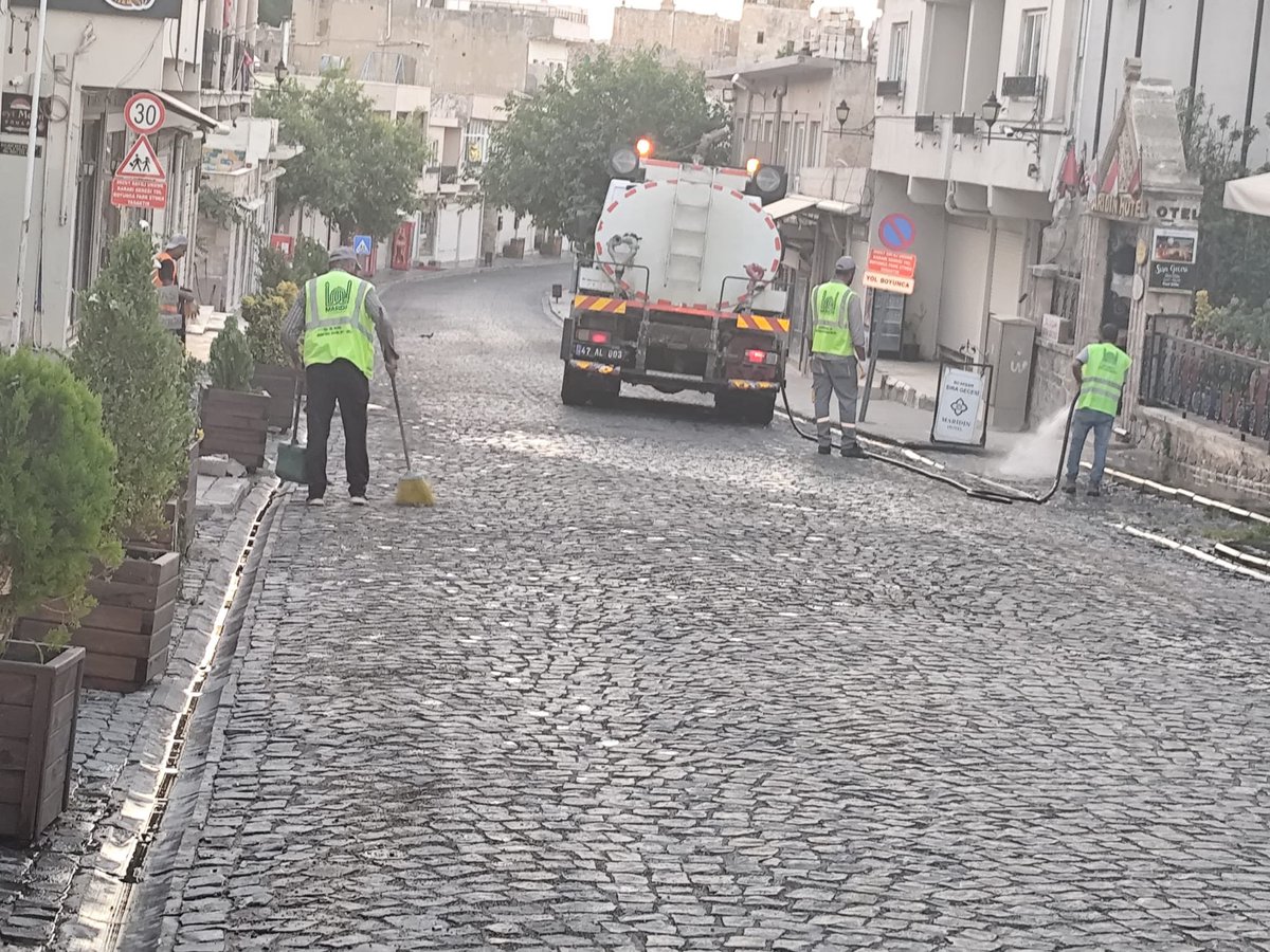 MardinBuyukshr's tweet photo. 📌Artuklu | Tarihi 1. Caddede Temizlik Çalışmalarımız 

Mardin Büyükşehir Belediyesi olarak Artuklu İlçemiz Tarihi 1. Caddede köpüklü ve tazyikli suyla kapsamlı temizlik ve çevre düzenleme çalışmaları gerçekleştiriyoruz.

Cadde genelinde yol ve kaldırım yüzeyleri detaylı şekilde yıkanarak daha temiz ve sağlıklı bir ortam sağlandı.