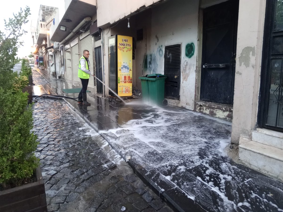 MardinBuyukshr's tweet photo. 📌Artuklu | Tarihi 1. Caddede Temizlik Çalışmalarımız 

Mardin Büyükşehir Belediyesi olarak Artuklu İlçemiz Tarihi 1. Caddede köpüklü ve tazyikli suyla kapsamlı temizlik ve çevre düzenleme çalışmaları gerçekleştiriyoruz.

Cadde genelinde yol ve kaldırım yüzeyleri detaylı şekilde yıkanarak daha temiz ve sağlıklı bir ortam sağlandı.