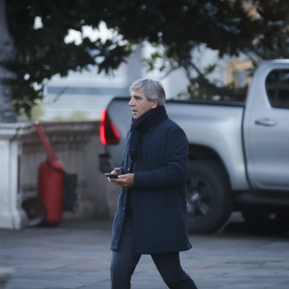 clarincom's tweet photo. POR LA CAÍDA DE LA RECAUDACIÓN, CAPUTO PUSO UN PIE EN LOS SUBSIDIOS A LAS PETROLERAS Y LES ADEUDA US$ 220 MILLONES

Lectura rápida
El Gobierno acumula una deuda equivalente a unos US $220 millones con las petroleras productoras de gas que participan del Plan Gas. Los atrasos corresponden a las inyecciones de febrero, marzo y abril, mientras que esta semana se canceló solo el 40% de lo adeudado por enero.

Ajuste para sostener el superávit
La demora responde a la decisión del equipo económico de preservar el superávit fiscal ante la caída de la recaudación, que retrocedió en 10 de los últimos 11 meses. Para evitar recurrir al endeudamiento bancario o a la emisión monetaria, Hacienda posterga pagos a empresas públicas y proveedores.

El costo del invierno
Por ahora, los atrasos no afectaron la actividad, pero las compañías advierten que la deuda podría crecer con fuerza durante el invierno, cuando aumenta la producción y el precio del gas. En un solo mes, la factura estatal podría incrementarse en otros US $250 millones.

Riesgo para las inversiones
Las petroleras temen que la falta de pagos complique el financiamiento de inversiones en Vaca Muerta y Tierra del Fuego y eleve el riesgo de los proyectos de exportación de gas natural licuado. Fuentes oficiales señalaron que en julio está previsto realizar pagos para reducir de manera significativa la deuda.

(+) en Clarín: https://t.co/OVP9wg13u5