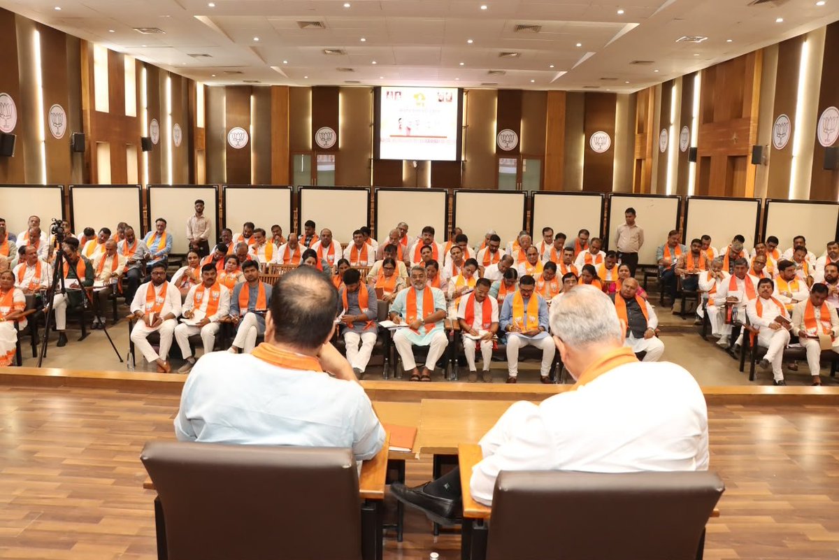 iJagdishBJP's tweet photo. સંગઠન એ જ શક્તિ...

પ્રદેશ કાર્યાલય 'શ્રી કમલમ્' ખાતે આયોજિત 'સંગઠનાત્મક બેઠક'માં પ્રદેશ પદાધિકારીઓ, જિલ્લા પ્રમુખો અને પ્રભારીઓ સાથે વિવિધ વિષયો પર સકારાત્મક સંવાદ કર્યો અને જરૂરી માર્ગદર્શન પૂરું પાડ્યું. https://t.co/cEObpMq3Aq