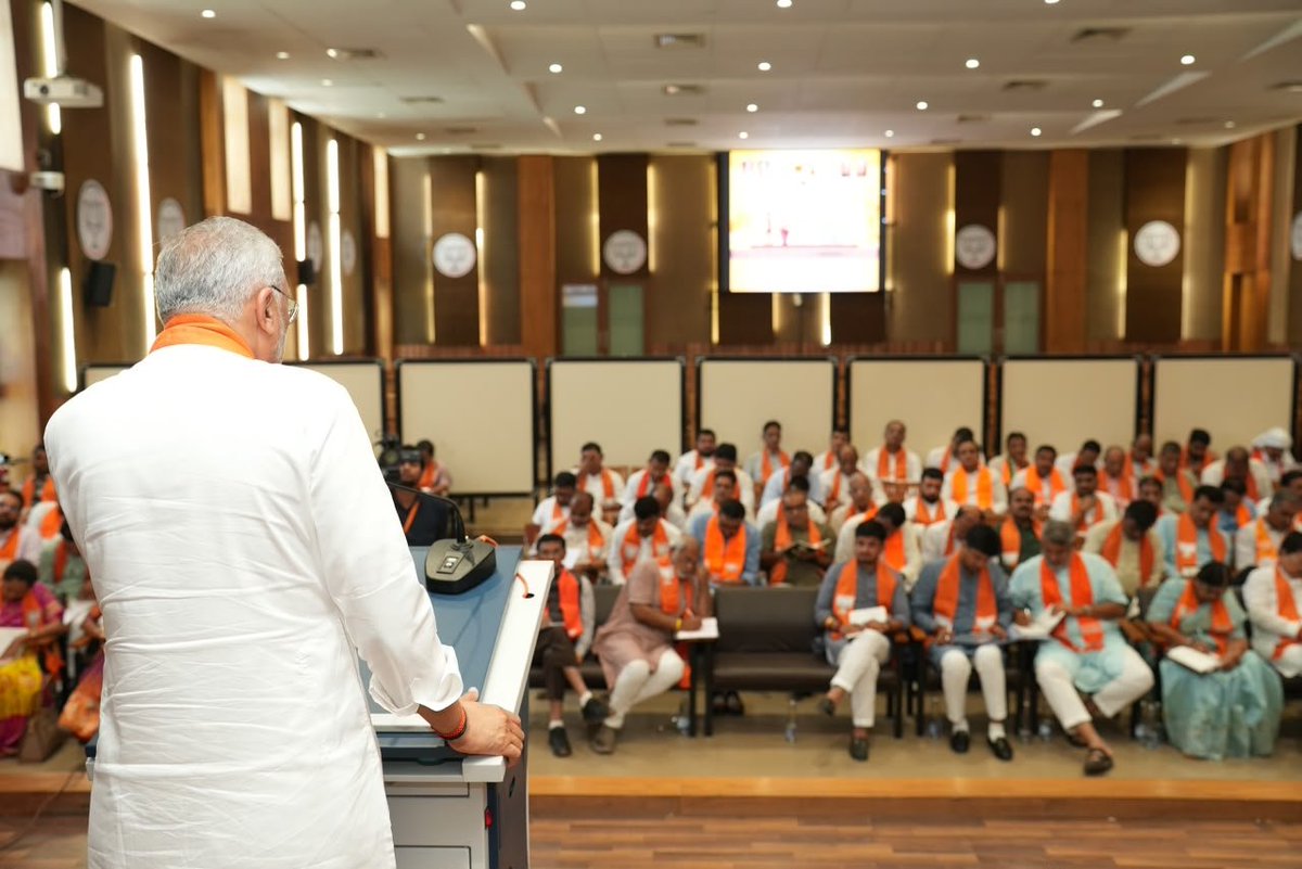 iJagdishBJP's tweet photo. સંગઠન એ જ શક્તિ...

પ્રદેશ કાર્યાલય 'શ્રી કમલમ્' ખાતે આયોજિત 'સંગઠનાત્મક બેઠક'માં પ્રદેશ પદાધિકારીઓ, જિલ્લા પ્રમુખો અને પ્રભારીઓ સાથે વિવિધ વિષયો પર સકારાત્મક સંવાદ કર્યો અને જરૂરી માર્ગદર્શન પૂરું પાડ્યું. https://t.co/cEObpMq3Aq
