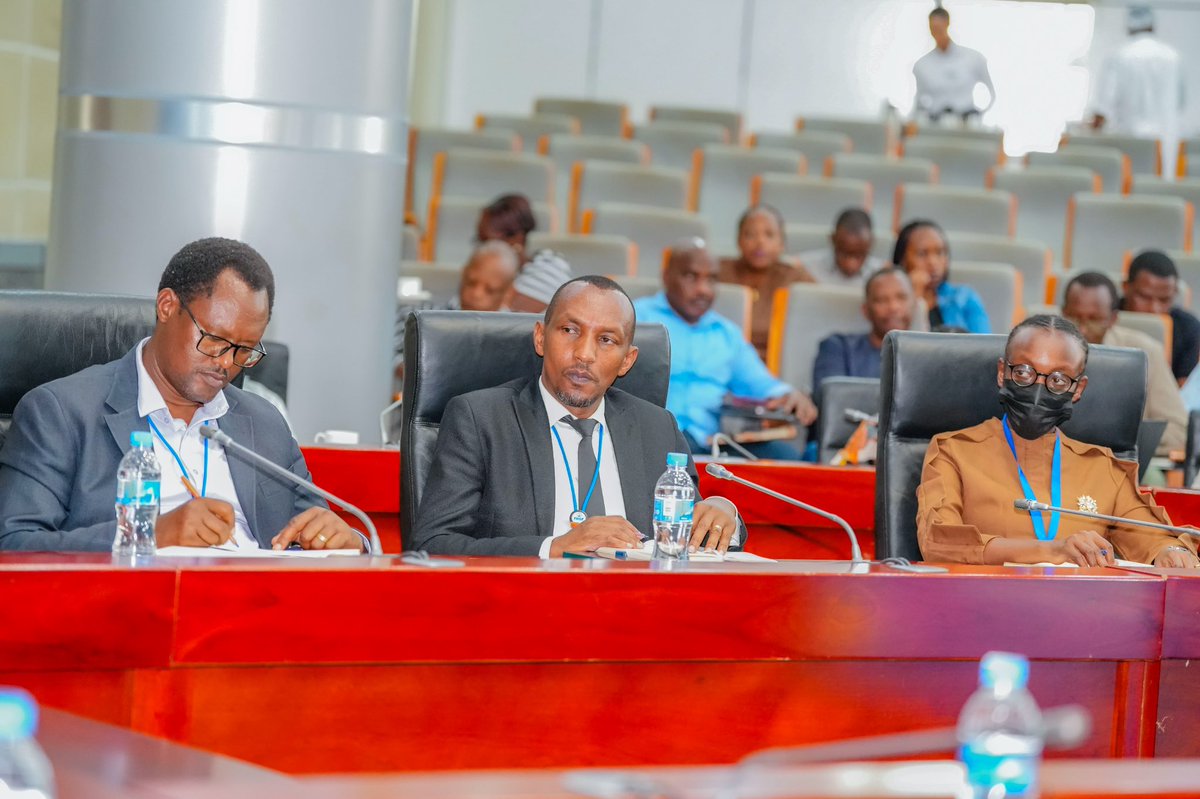 CityofKigali's tweet photo. Mu rwego rwo kureba ishyirwa mu bikorwa ry'Imihigo ya #KigaliYacu mu mwaka w'Ingengo y'Imari wa 2025/2026, muri iki gitondo, twakiriye itsinda riturutse mu Kigo cy'Igihugu gishinzwe Ibarurishamibare @statisticsRW. 

Umuyobozi w'Umujyi wa Kigali Wungirije Ushinzwe Ibikorwa remezo n'Imiturire Dusabimana Fulgence yavuze ko iki gikorwa ngarukamwaka kiba kigamije kurebera hamwe ibyagezweho muri uyu mwaka no kungurana ibitekerezo ku bikwiye kunozwa byose bigamije imibereho myiza y'abaturage mu cyerecyezo cya Leta cyo gushyira umuturage ku isonga. 

Mu mwaka turimo dusoza, Umujyi wa Kigali wari ufite imihigo 150 mu nzego eshatu: ubukungu, imibereho myiza n'imiyoborere myiza. Iyi mihigo ikaba yaragezweho ku rwego rushimishije itwara Ingengo y'Imari isagaho gato miliyari 100 z’Amafaranga y’u Rwanda.
