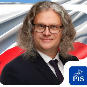 bullet_time's tweet photo. PODSUMOWANIE PISOWSKICH AFER W OCHRONIE ZDROWIA
Stanowski i Słowik jakoś ucichli w opisywaniu patologii w ochronie zdrowia zaraz po tym, jak na jaw wyszły przekręty pisowców. Not on my watch! 

Poniżej wrzucam podsumowanie wszystkich pisowskich nominatów wykorzystujących swoje przywileje, łamiących i naginających prawo, by postawić się nad zwykłym człowiekiem. Oni przecież są panami a my poddanymi. 

Częstujcie się i korzystajcie z tego w dyskusjach. Jeśli o czymś zapomniałem, albo z czymś się nie zgadzacie, to tradycyjnie poproszę o info w komentarzach. 

1. Przemysław Czarnek i babcia
Październik 2020 r., pandemia i zakaz odwiedzin w szpitalach. Czarnek odwiedza hospitalizowaną babcię w lubelskim szpitalu wojskowym. Niedługo później informuje, że ma COVID-19.

Szpital tłumaczy, że w ciężkich przypadkach możliwe są wyjątki. Formalnie nie dowodzi to wejścia „po znajomości”, ale pozostawia oczywiste pytanie: ilu zwykłych Polaków mogło wówczas liczyć na podobną elastyczność?

2. Mąż Elżbiety Witek na "OIOM-ie"
Stanisław Witek przez długi czas przebywał na oddziale intensywnej terapii w Legnicy. Ta prywata kosztowała życie "zwykłej" osoby. Rodzina ciężko chorej pacjentki twierdziła, że przez Witek zabrakło dla niej miejsca.

Sprawa wznowiona w prokuraturze po wcześniejszym umożeniu przez Ziobro.

3. Dariusz Gałecki: dyrektor, lekarz i tysiące godzin pracy przeczące fizyce
Dyrektor szpitala w Tomaszowie Lubelskim i samorządowiec opisywany jako związany z PiS, wykazał za 2024 r. ponad 752 tys. zł dochodu ze szpitala. W 2025 r. miało to być około 864 tys. zł brutto.

Łączył funkcję dyrektora z pracą lekarza i dyżurami. Były takie miesiące, w których miał pracować więcej godzin niż miesiąc posiada. 

Gałecki jako osoba zarządzająca publiczną placówką jednocześnie ustalał system, w którym jego deklarowany czas pracy przeczy nie tylko prawu pracy ale i fizyce.

4. Krzysztof Żochowski: milionowe dochody w Garwolinie
Krzysztof Żochowski, radny PiS, łączył zarządzanie szpitalem z pracą lekarską. Jego łączne dochody miały przekroczyć milion złotych.

Wokół sprawy pojawiły się zarzuty dotyczące przekraczania norm czasu pracy, możliwego naruszenia ustawy kominowej oraz konfliktu pomiędzy rolą dyrektora a odpłatnym świadczeniem usług medycznych.

5. Stanisław Karczewski i płatny urlop bezpłatny.
W latach 2009-2015 Karczewski miał zarobić ponad 400 tys. zł na płatnych dyżurach w szpitalu, przebywając jednocześnie na bezpłatnym urlopie związanym z wykonywaniem mandatu senatora.

6. Mogilno: kontrakt "rządu dwutygodniowego" i nawet 26 tys. zł za godzinę
Józef Aleszczyk, członek komitetu poparcia Jarkacza oraz były prezes Agencji Rezerw Materiałowych a później RARS (tak, tej od bezużytecznych maseczek i afery Morawieckiego z "Szopenem") założył sobie spółkę Spine. 

Szpital w Mogilnie zawarł bez konkursu umowę ze  Spine, dzięki której rozliczenia neurochirurgów miały sięgać nawet 26 tys. zł za godzinę i ponad 300 tys. zł dziennie.

NFZ stwierdził, że rozliczano droższe procedury wymagające hospitalizacji, chociaż część pacjentów mogła być leczona ambulatoryjnie. Kontrola zakończyła się negatywnie, a sankcja finansowa miała przekroczyć 2,6 mln zł.

Korzystali też z RTG bez atestów i płacili pielęgniarkom na czarno. 

Kontrakt ze Szpitalem w Mogilnie został zawarty pod koniec 2023 roku, w okresie tzw. „dwutygodniowego rządu”. Aleszczyk zrobił sobie złoty spadochron.

7. Konrad Sawicki: złoty spadochron dla człowieka Czarnka i bunt lekarzy 
Sawicki, były radny PiS, współpracownik i pełnomocnik Przemysława Czarnka, został dyrektorem szpitala MSWiA w Lublinie. Aby mógł nim zostać, odwołano wieloletniego ordynatora anestezjologii. 

W proteście z placówki odeszli niemal wszyscy anestezjolodzy. Operacje zostały poważnie ograniczone, a część zabiegów można było wykonywać jedynie w stanach bezpośredniego zagrożenia życia.

Lekarze i pielęgniarki zarzucali Sawickiemu autorytarny sposób zarządzania, zastraszanie pracowników oraz usuwanie niewygodnych osób.

Pojawiły się również publiczne oskarżenia dotyczące uzupełniania brakującej dokumentacji medycznej już po fakcie. Sawicki stanowczo im zaprzeczał. Sytuacją zajmowały się NFZ oraz służby wojewody.

Mimo kryzysu w szpitalu Sawicki wystartował w 2023 r. z listy PiS do Sejmu. Mandatu nie zdobył. Po zmianie władzy przestał kierować szpitalem i zniknął z pierwszej linii lokalnej polityki.

Ochrona Zdrowia wg PiS: dla swoich wyjątki, stanowiska i kontrakty.
Dla reszty kolejka.

#mogilno #szpitalpołudniowy #kacprzyk #witek #karczewski #czarnek