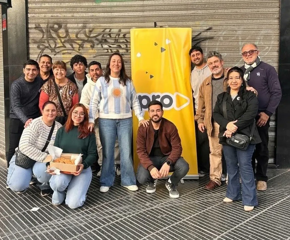 miradadequilmes's tweet photo. El PRO de Quilmes entregó escarapelas para celebrar un nuevo aniversario de la Independencia ~ La Mirada de Quilmes Oeste https://t.co/9OypPVUgGe @marusotolano @diegobuffone @proquilmesok @JuvProQuilmes @PRO_Quilmes @vallejosfabio https://t.co/qdUzcfxnVf