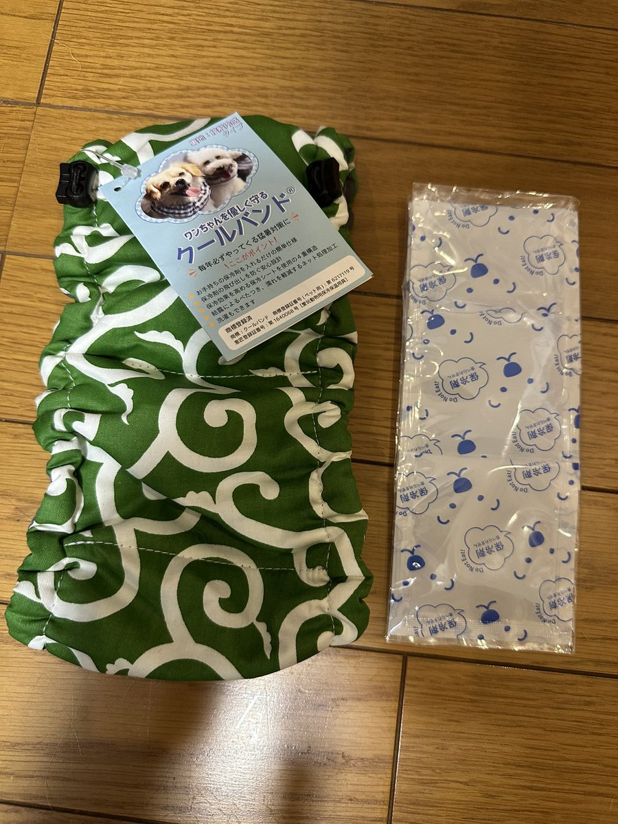 oga163's tweet photo. ジローの猛暑対策のため、ネックバンドを購入しました。
裏側のポケットに保冷剤を入れて使うタイプ、裏地は接触冷感素材
デザインは和犬に似合う唐草模様をチョイス
#柴犬 #柴犬のいる暮らし  #犬の猛暑対策 #和犬に唐草模様 https://t.co/4ZibcqEVJq