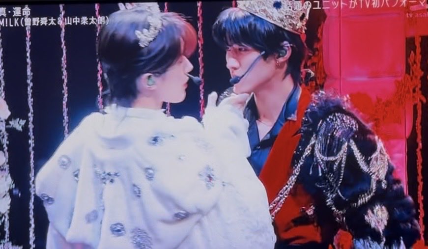 omakitan75's tweet photo. 登場が姫かと思ったら介護かい(笑)と思いきや地上波顎クイに続く「こーいなの♡」で視聴者を完全ブレイク。しかし緊張気味のお柔を支えるｼｭﾝﾁｬﾝの落ち着いたトラブル対応に安定の爆メロ歌唱パート(ｦﾀｸ早口)

 #マジやわしゅんデスティニー https://t.co/k90oLr8vDs