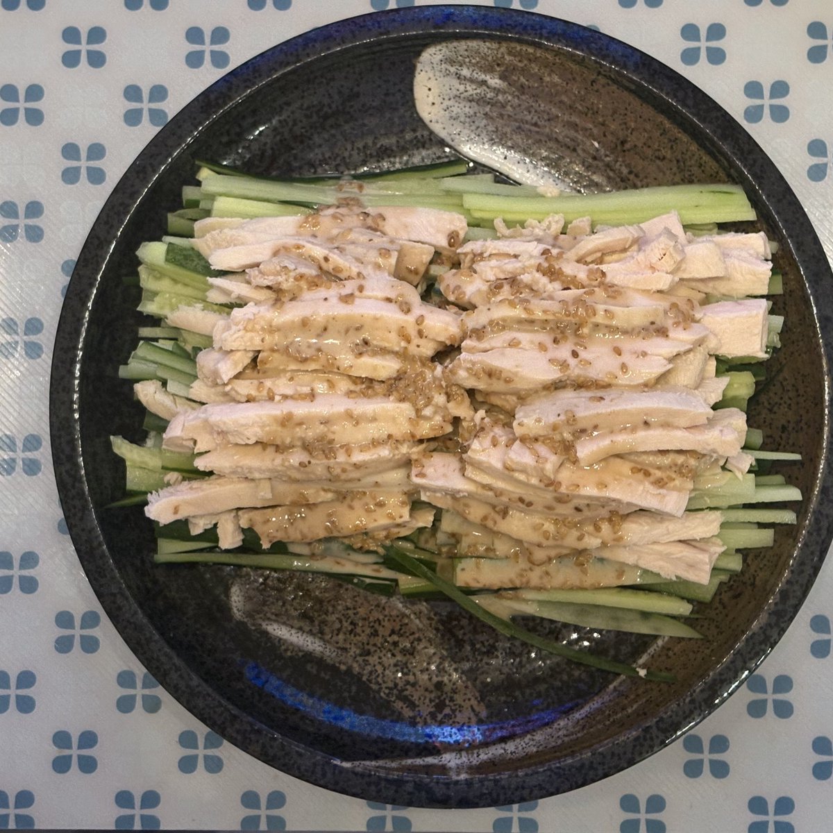 mutsukimax's tweet photo. ベランダのプランターで毎日きゅうり🥒が2.3本ずつ出来るから毎日きゅうり🥒食べてる😭
今日は棒棒鶏 https://t.co/DMT2nzCRCV