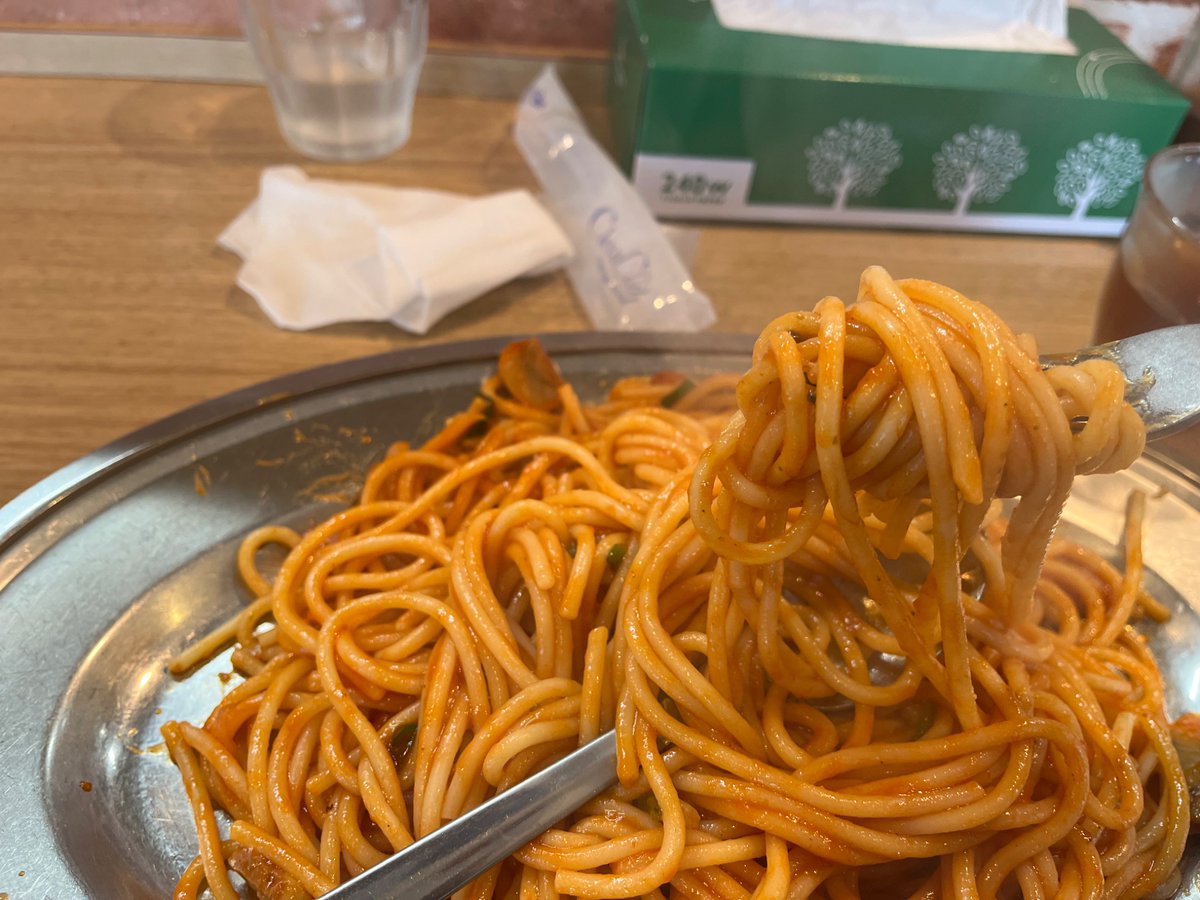 imasa12's tweet photo. 昼麺は、鹿折のハッシュさん訪麺です
券売機でナポリタン750円と烏龍茶200円のボタンをポチッと
量は500gでお願いしました😅
やや硬めの太麺はもっちりしてます
ちょうどいい味付けですが、タバスコと粉チーズをかけていただきました
ごちそうさまでした😋 https://t.co/0dv2hMBlrf