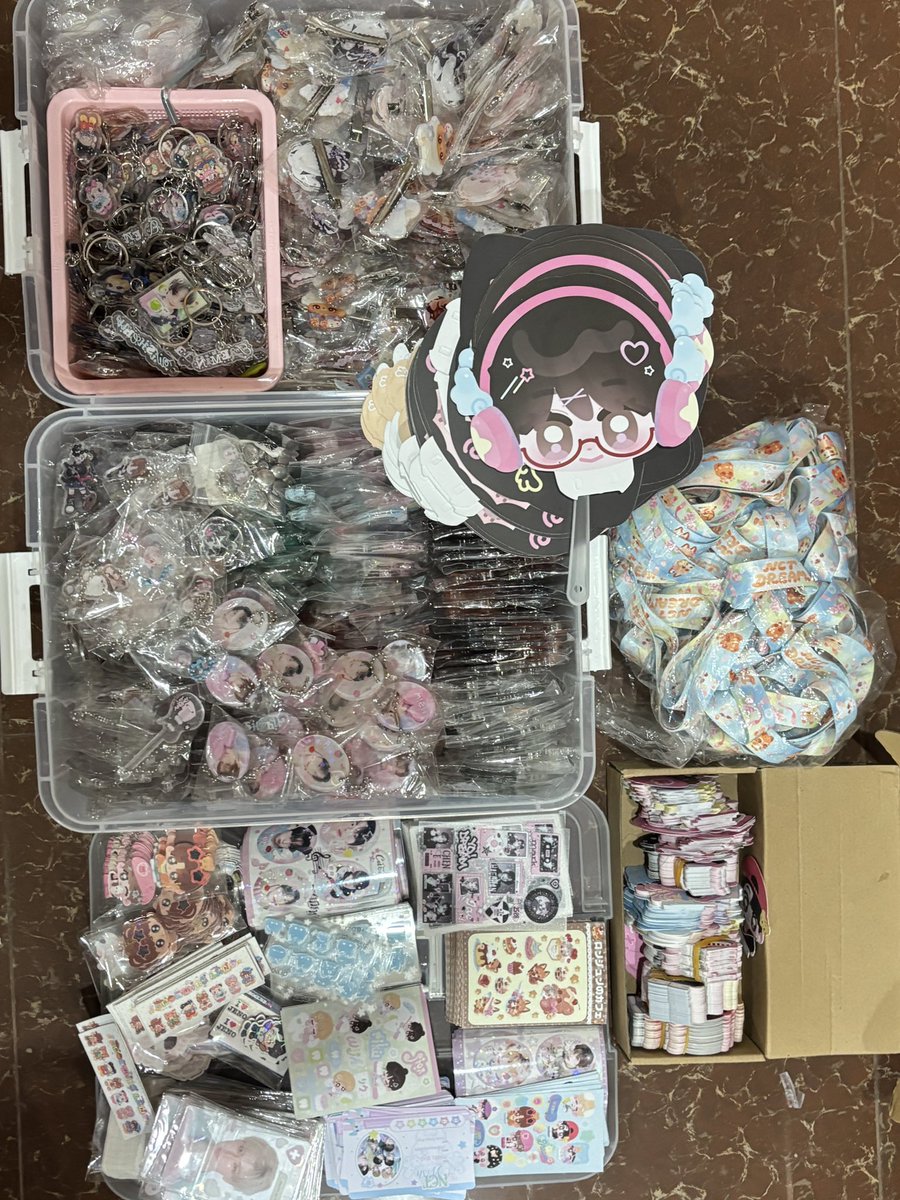 parkaoms's tweet photo. มีใครยังอยากได้งานเก่านี่กับงานที่ทำไว้แต่ไม่ได้แจกไหมคับบ ผมจะเคลียห้อง(ในรุปส่วนนึงยังมีอีก🥲((รอของใหม่มา))😭) https://t.co/oNBqAxvzoy