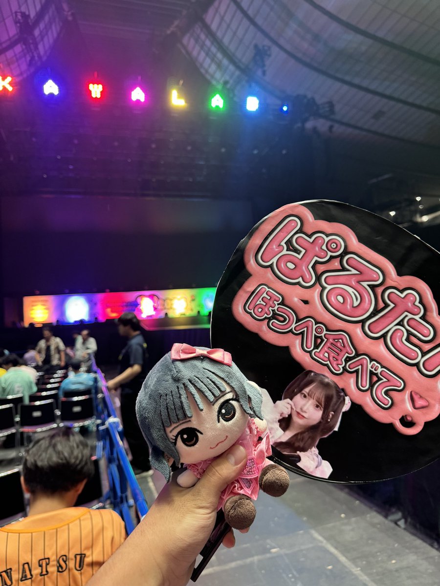 tachi___11's tweet photo. 今朝焦って車で作ったうちわ！

両方反応してもらえてまじで神😭😭 https://t.co/2NZjldWvpH