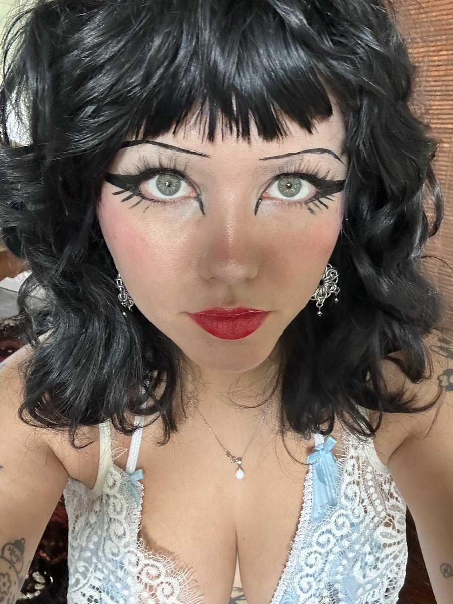 pipersable's tweet photo. just a lady and her beautiful autism stare https://t.co/2GfyjLBT6S