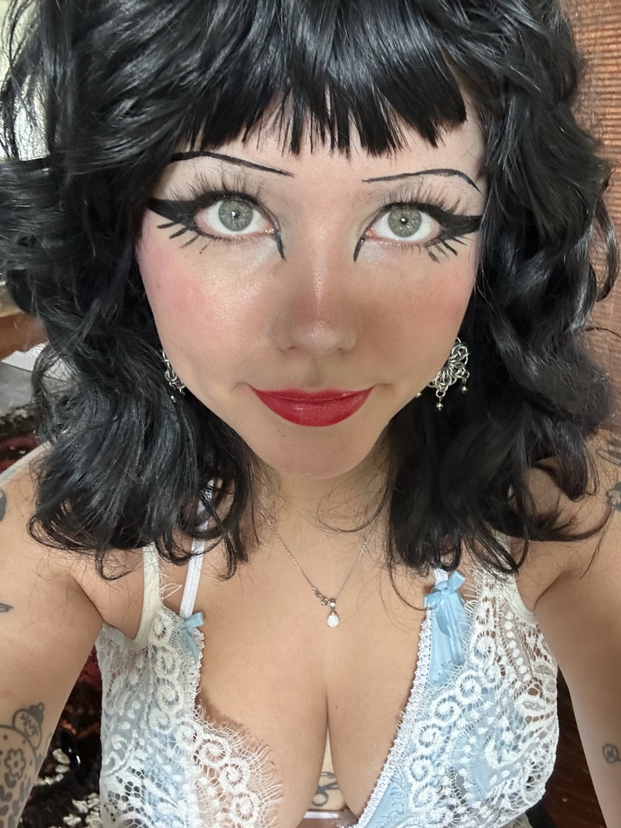 pipersable's tweet photo. just a lady and her beautiful autism stare https://t.co/2GfyjLBT6S