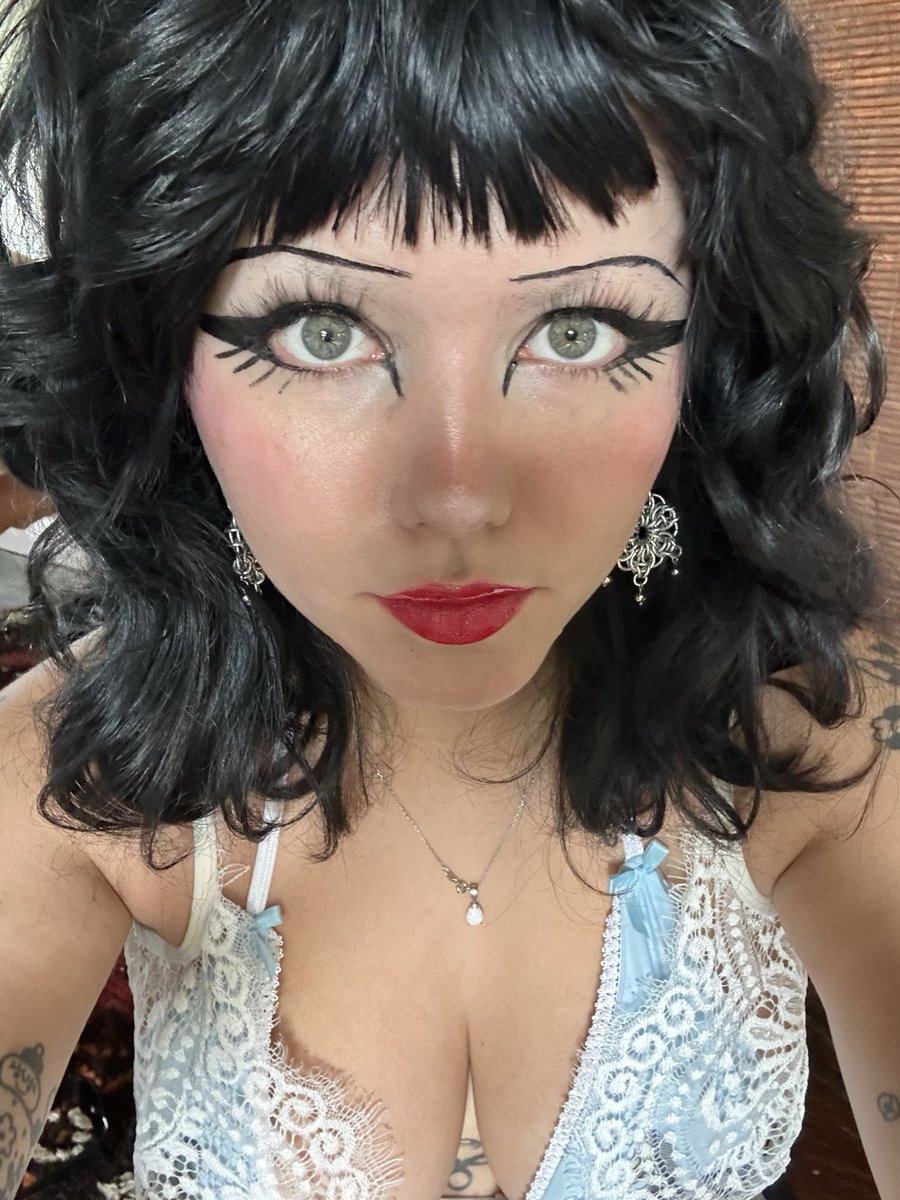 pipersable's tweet photo. just a lady and her beautiful autism stare https://t.co/2GfyjLBT6S