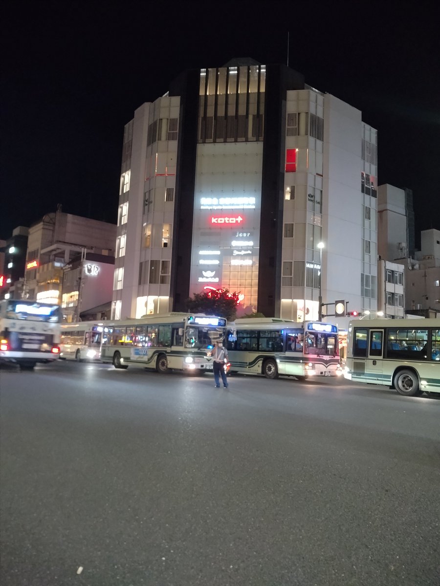 elevator_otaku's tweet photo. 今日からバスの迂回運行が本格化してますね。
約2年前の迂回運行時に撮った写真が出てきました。今年もこんな光景が見られるのかな https://t.co/neuzWZPUII