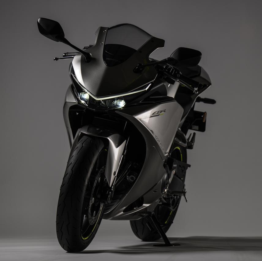motospo_'s tweet photo. 【価格・スペック判明！】ホンダ「CBR400R FOUR E-Clutch」ついに9月発売！ 26年ぶりに復活した4気筒・400CBRの全容とは
https://t.co/BTys1e8tiz

2000年に生産終了となった CBR400RR以来、実に26年ぶりとなる、400ccクラスでの4気筒CBRの登場。開発コンセプトは、「New Generation Sport “普段使いから得られる高揚感”」で「走りそのものに集中するシーンで得られるより一層の充実感」を目指して開発された。