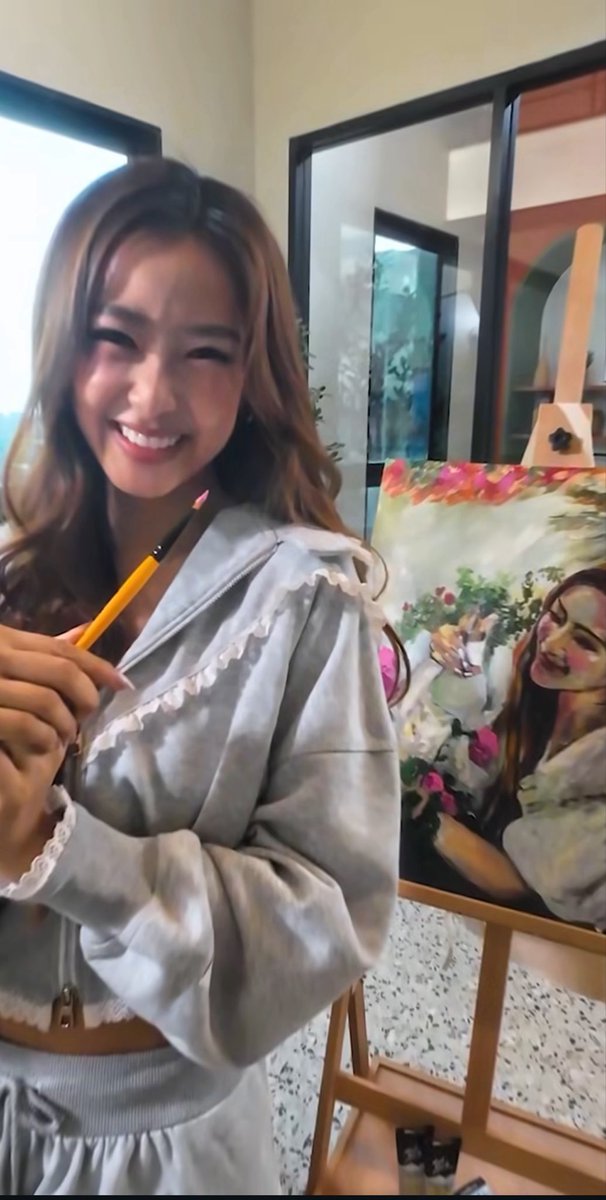 Cigaftseg_2's tweet photo. Idk if this is scripted or real, but Film saying she painted her own picture and gave it to Namtan so Namtan would know she’s with her everywhere??? 

If this is real and not a script, someone stop me before I jump into the river 🚬🚬

#NamtanFilm #น้ำตาลฟิล์ม https://t.co/cdzoUiu1pU