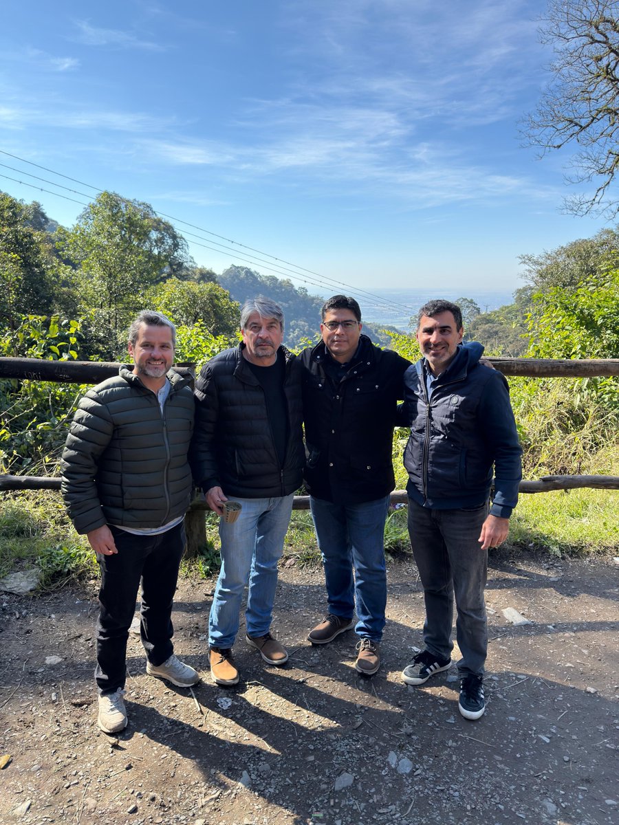manuelcourel's tweet photo. El Goberndor Santa Cruz @ClaudioVidalSer y el Dip. Garrido vinieron a visitarnos a Yerba Buena, en los festejos por el dia de la Independencia, para conocer las bellezas de Tucumán. 
Siempre bienvenidos!! 🇦🇷
#Tucumán #Yerbabuena https://t.co/kbxO2aiPG8