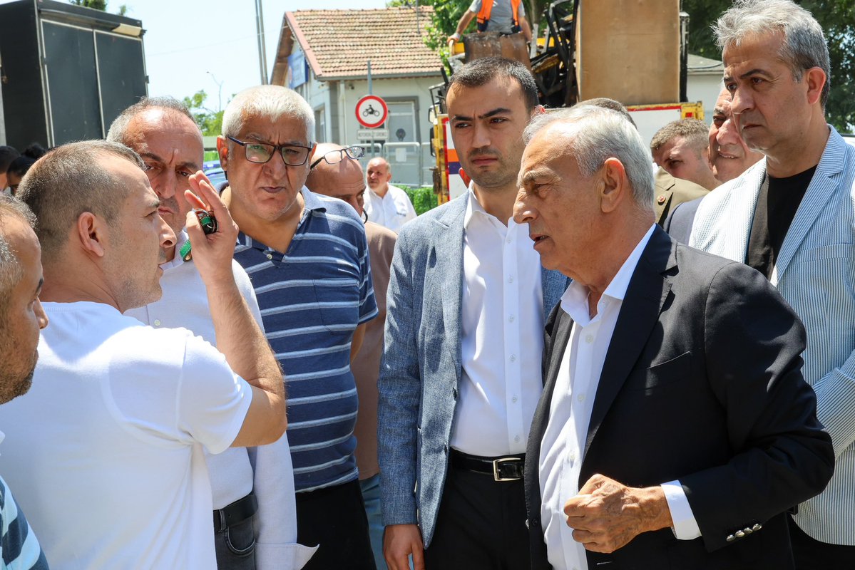 kemalcebichp's tweet photo. Fatih Mahallemizde çıkan yangında zarar gören dükkân sahibini ziyaret ederek geçmiş olsun dileklerimi ilettim.

Yaşanan olaydan etkilenen esnafımızın ve mahalle sakinlerimizin yanında olmaya, süreci yakından takip etmeye devam edeceğim. https://t.co/waNCUNNyAb