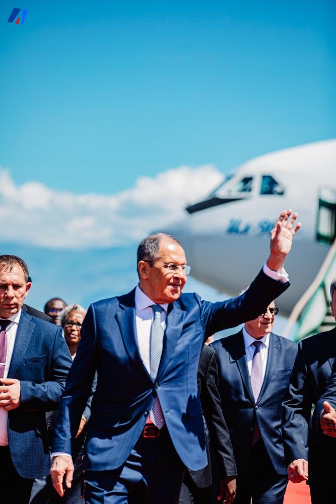 akezanet's tweet photo. 🔴🔵 Coopération Russie 🇷🇺 -🇧🇮 Burundi : Le Ministre russe des Affaires étrangères. M. Sergueï Lavrov vient d'arriver à l’aéroport international Melchior NDADAYE de Bujumbura. À sa descente d’avion, il a été accueilli par son homologue Burundais, Amb. @Edbiziman.

📌Il s’agit de la deuxième visite officielle de M. Sergueï Lavrov au Burundi. Il avait effectué sa première visite au Burundi le 30 mai 2023, marquant une étape historique dans les relations diplomatiques entre Bujumbura et Moscou.

🔹Au cours de cette deuxième visite à Bujumbura, le chef de la diplomatie russe devrait rencontrer les autorités burundaises afin d’examiner les perspectives de consolidation du partenariat entre les deux pays, portant notamment sur la coopération diplomatique, économique, commerciale et d'autres secteurs d’intérêt commun.

🔹Il convient de noter que M. Édouard BIZIMANA connaît bien la diplomatie entre Bujumbura et Moscou, car il a été Ambassadeur du Burundi en Fédération de Russie. Il avait représenté le Burundi à Moscou à partir de 2016, avant d’être nommé ministre des @MAEBurundi en 2025.

Photos 1&2: Archives 
Photos 3&4: @mfa_russia 

#lesbeautesdecheznous #akezanet #cooperation
