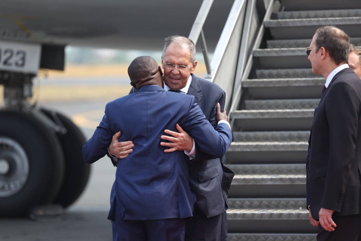 akezanet's tweet photo. 🔴🔵 Coopération Russie 🇷🇺 -🇧🇮 Burundi : Le Ministre russe des Affaires étrangères. M. Sergueï Lavrov vient d'arriver à l’aéroport international Melchior NDADAYE de Bujumbura. À sa descente d’avion, il a été accueilli par son homologue Burundais, Amb. @Edbiziman.

📌Il s’agit de la deuxième visite officielle de M. Sergueï Lavrov au Burundi. Il avait effectué sa première visite au Burundi le 30 mai 2023, marquant une étape historique dans les relations diplomatiques entre Bujumbura et Moscou.

🔹Au cours de cette deuxième visite à Bujumbura, le chef de la diplomatie russe devrait rencontrer les autorités burundaises afin d’examiner les perspectives de consolidation du partenariat entre les deux pays, portant notamment sur la coopération diplomatique, économique, commerciale et d'autres secteurs d’intérêt commun.

🔹Il convient de noter que M. Édouard BIZIMANA connaît bien la diplomatie entre Bujumbura et Moscou, car il a été Ambassadeur du Burundi en Fédération de Russie. Il avait représenté le Burundi à Moscou à partir de 2016, avant d’être nommé ministre des @MAEBurundi en 2025.

Photos 1&2: Archives 
Photos 3&4: @mfa_russia 

#lesbeautesdecheznous #akezanet #cooperation