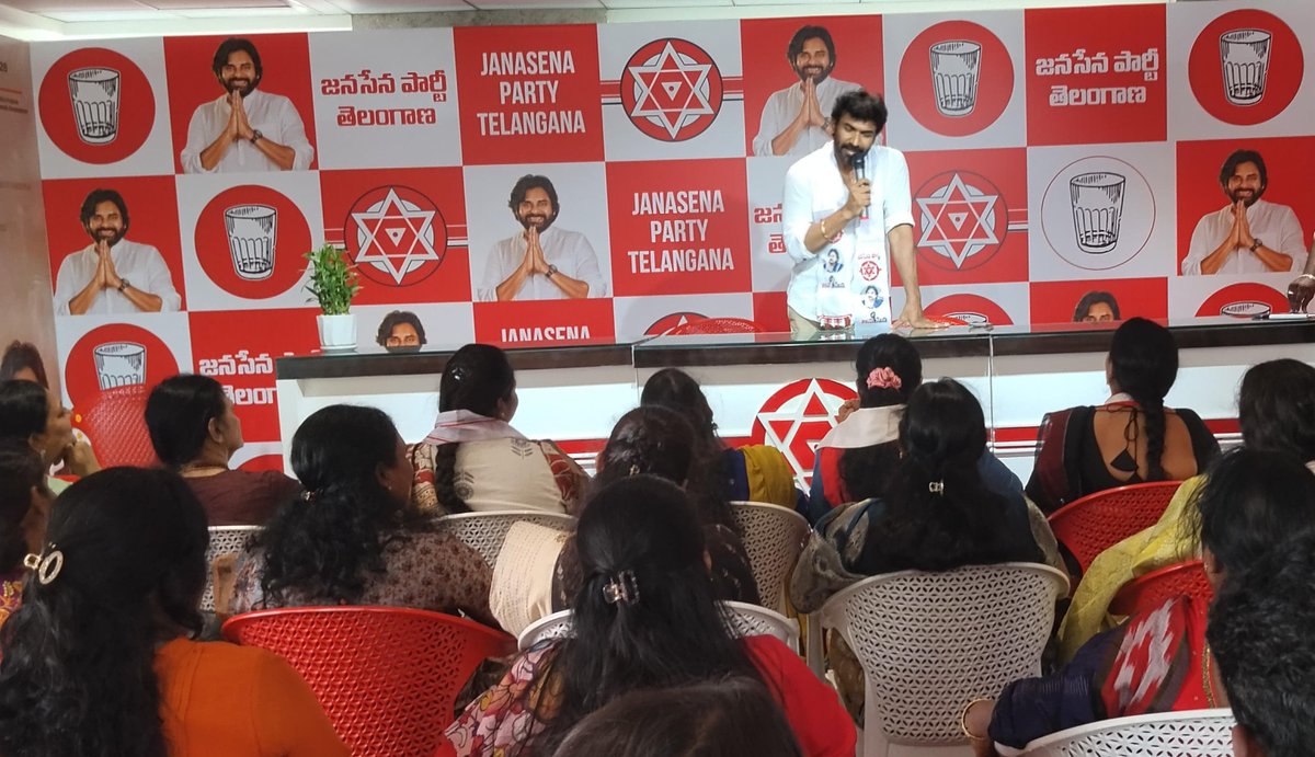 JSPTelangana's tweet photo. తెలంగాణ వీర మహిళల ప్రత్యేక సమావేశం జనసేన పార్టీ తెలంగాణ రాష్ట్ర కార్యాలయంలో శుక్రవారం జరిగింది. జనసేన తెలంగాణ ప్రచార కార్యదర్శి శ్రీ సాగర్ ఆర్.కె. నాయుడు మాట్లాడుతూ.. జనసేన ప్రస్థానంలో వీరమహిళల పాత్ర చాలా కీలకమైనదని, తెలంగాణ సంస్కృతికి అనుగుణంగా వీరమహిళల నాయకత్వంలో పార్టీ కార్యక్రమాలు ప్రత్యేకంగా నిర్వహించనున్నట్లు తెవిపారు. ముఖ్యంగా తెలంగాణ బోనాల నిర్వహణకు వీరమహిళలు సమాయత్తం అవ్వాలని సూచించారు. జీ.హెచ్.ఎం.సీ.తో పాటుగా, తెలంగాణ రాష్ట్ర నలుమూలల నుండి వీరమహిళలు హాజరయ్యారు.
-జనసేన పార్టీ రాష్ట్ర కార్యాలయం, తెలంగాణ.

#JanaSenaTelangana
#JanaSenaVeeraMahila