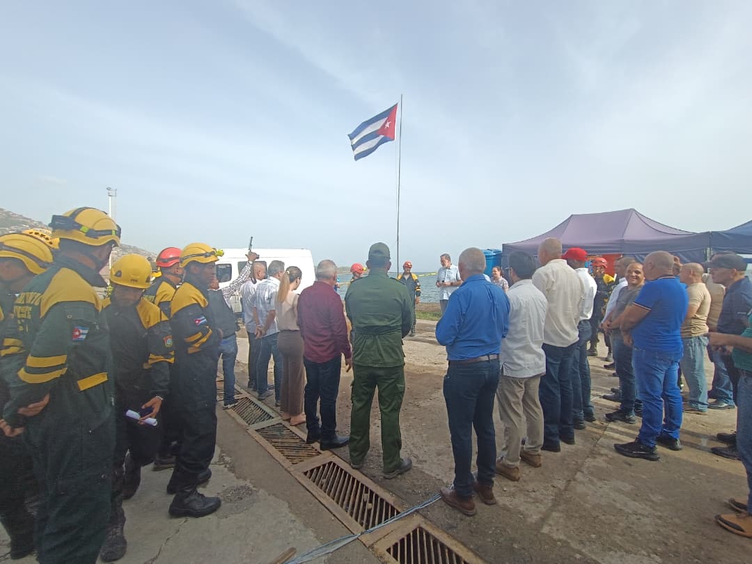 cubacooperaven's tweet photo. El matutino de nuestros rescatistas en La Guaira tuvo un significado especial. El Viceministro Mauricio Rodríguez, el Embajador Jorge Mayo y Víctor Gaute reconocieron la entrega y valentía de nuestra tropa en su labor solidaria en Venezuela. ¡Orgullosos de su labor humanitaria! https://t.co/T7AVwkKHDF