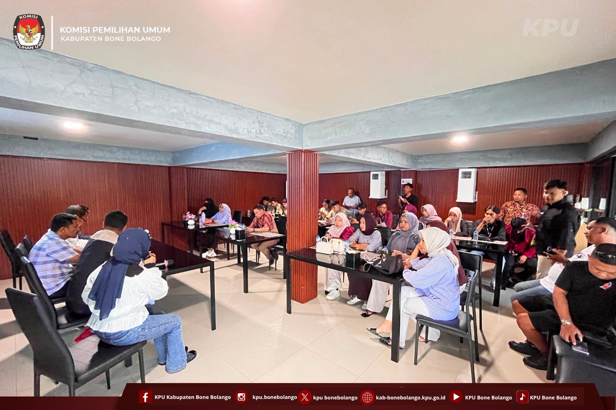 BonebolangoKpu's tweet photo. TemanPemilih, 

Anggota KPU Bone Bolango, Idris Djou, didampingi Kepala Subbagian SDM serta staf Sekretariat KPU Kabupaten Bone Bolango, memberikan sosialisasi kepemiluan dalam kegiatan Diskusi Publik Jurnalisme Hijau yang berlangsung di Onato Caffe and Resto, Jumat (10/7/2026). https://t.co/ZYMseQh9UJ