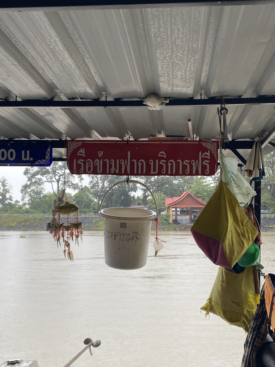 KanYaPhakSEP's tweet photo. เรื่องเล่าจากวัดดอนธาตุ เจอคุณป้าคนนึงอยู่ออสนาน ๆ ทีกลับไทย แกก็ถามไถ่ว่ามาจากไหนยังไง แล้วแกก็เล่าให้ฟัง ว่าเมื่อก่อนขาแกไม่ดี รักษาแล้วก็ไม่ดีขึ้นคือมันไม่ถึงกับเดินไม่ได้ แต่ไปไหนมาไหนทีก็ลำบากคนอื่นเลยละ ต้องใช้คนช่วยหามช่วยพยุงตลอด

มีวันนึงแกฝันถึงวัดนี้ ฝันถึงจอมปลวก ฝันถึงพญานาคข้างหลังมีเสียงบอกให้แกมาถือศีล มาปฎิบัติธรรม มาอยู่ให้ได้แล้วอาการจะดีขึ้น พอได้กลับไทยก็บินมานี่ มาติดต่อรถเช่าจากสนามบินเพื่อมาไหว้เลย มาแบบไม่เคยได้ยินชื่อ ไม่รู้ว่ามีมาก่อน แค่ฝันเลยมา 

พอมาถึงก็ไปริมน้ำแล้วก็เจอจอมปลวกจริง ๆ แกเลยมาปฎิบัติธรรมอยู่เป็นเดือน บินไปบินกลับอยู่เป็นปี แล้วขาแกมันก็ดีขึ้นจริง ๆ ทุกวันนี้ไม่ต้องใช้คนช่วยพยุงแล้ว เดินเองได้สบาย แล้วก็หันมาถามว่านี่เป็นอะไรทำไมมา นี่บอกไม่ได้เป็นค่า ไม่อยากเป็น แค่อยากมาในที่ที่ครูบาอาจารย์เคยอยู่ 

แกก็บอกดีแล้วเป็นหนุ่มเป็นสาว แล้วก็อวยพรให้เราเดินทางปลอดภัยด้วย เพราะฝนตกหนักมากจริง ๆ ทางมาก็เอาเรื่องอยู่ เลยขอบคุณแล้วก็อวยพรให้คุณป้าสุขภาพแข็งแรงกลับไป เรื่องที่คุณป้าเล่า เรื่องพวกนี้ถ้าไม่เจอกับตัวคงยากจะเชื่อน่ะเนอะ 🥺

เผื่อใครมีโอกาสมาเที่ยวเล่น มากราบไว้ขอพร กุฎิไม้ตรงที่เดินจงกลมหลวงปู่รู้สึกดีเลยค่ะ เป็นวัดที่ต้องข้ามเรือมานะคะ มีเรือข้ามฝากบริการฟรี หรือหากใครอยากจะให้สินน้ำใจคุณลุงคนขับเรือก็เอาที่สะดวก เราก็ให้แกไปนิดหน่อย คุณลุงขอบคุณใหญ่เลย ☺️