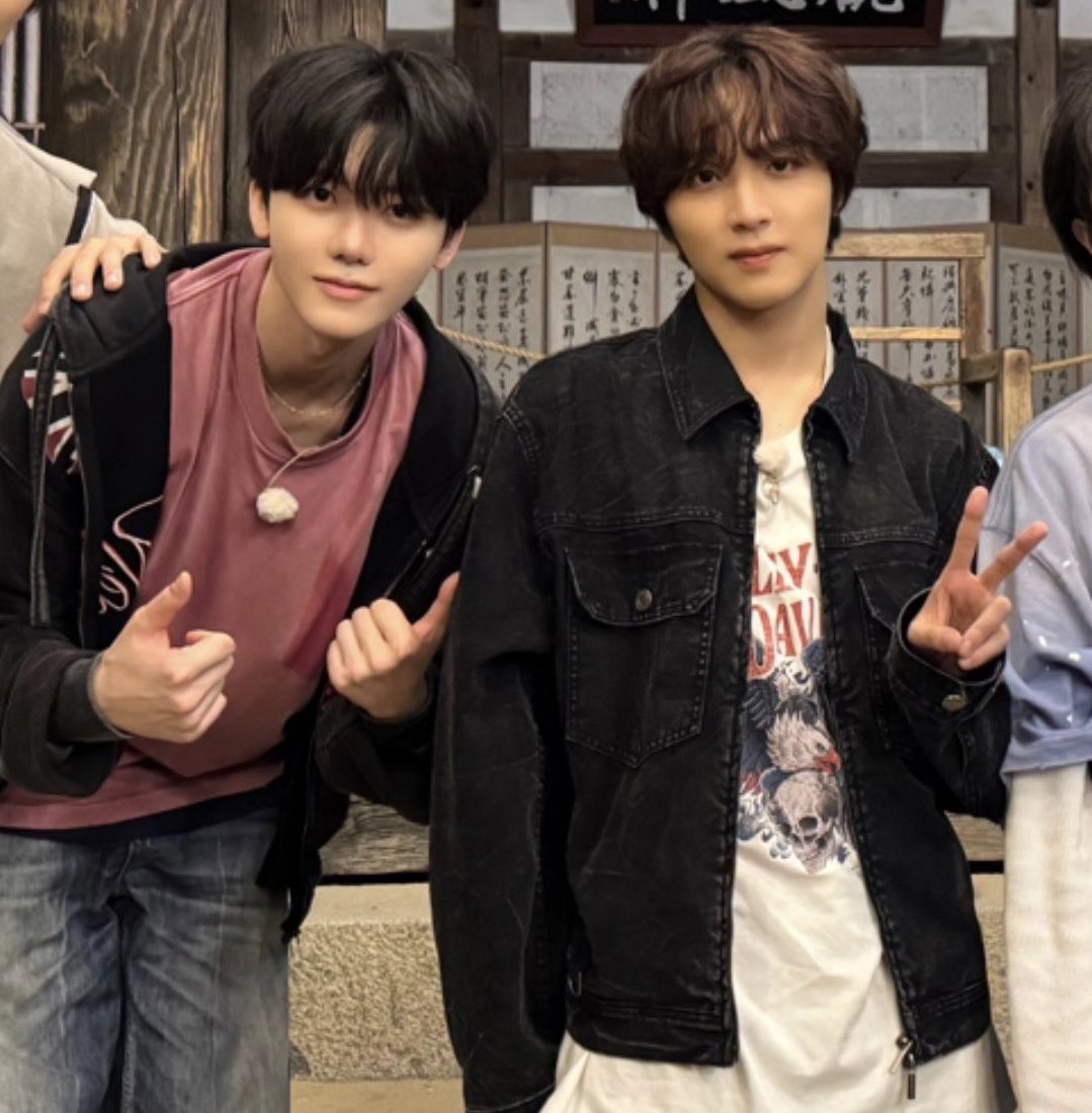 jaemdonger's tweet photo. nahyuck next to each other 😍 https://t.co/qfvFmvVXS3