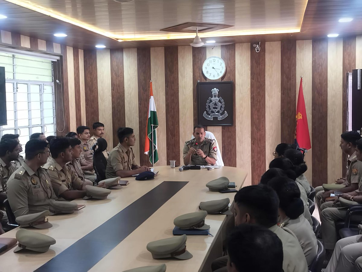 lkopolice's tweet photo. आगामी वीआईपी कार्यक्रमों के दृष्टिगत सुरक्षा व्यवस्था में लगे अधिकारियों/कर्मचारियों को संयुक्त पुलिस आयुक्त (कानून-व्यवस्था) @LoJcp द्वारा ब्रीफ करते हुए दिए गए आवश्यक दिशा-निर्देश।

@Uppolice
@UPGovt
@dgpup https://t.co/w3qHBtF2w6