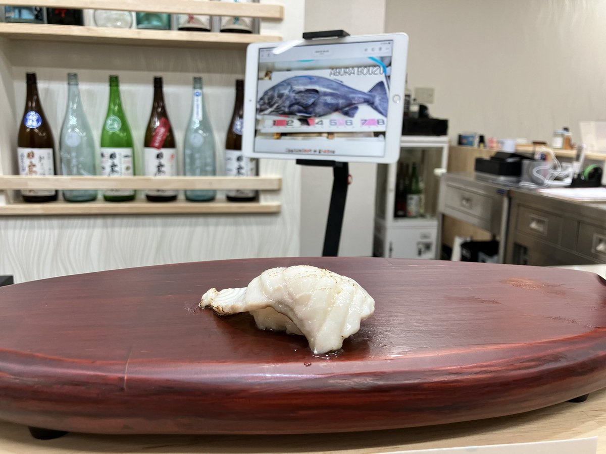 moriken075's tweet photo. 有休取って神津島に来た。海は超綺麗だし、熟成寿司のお店では珍しいネタや日本酒をたくさん飲めて大満足 https://t.co/or9q1hTbZo