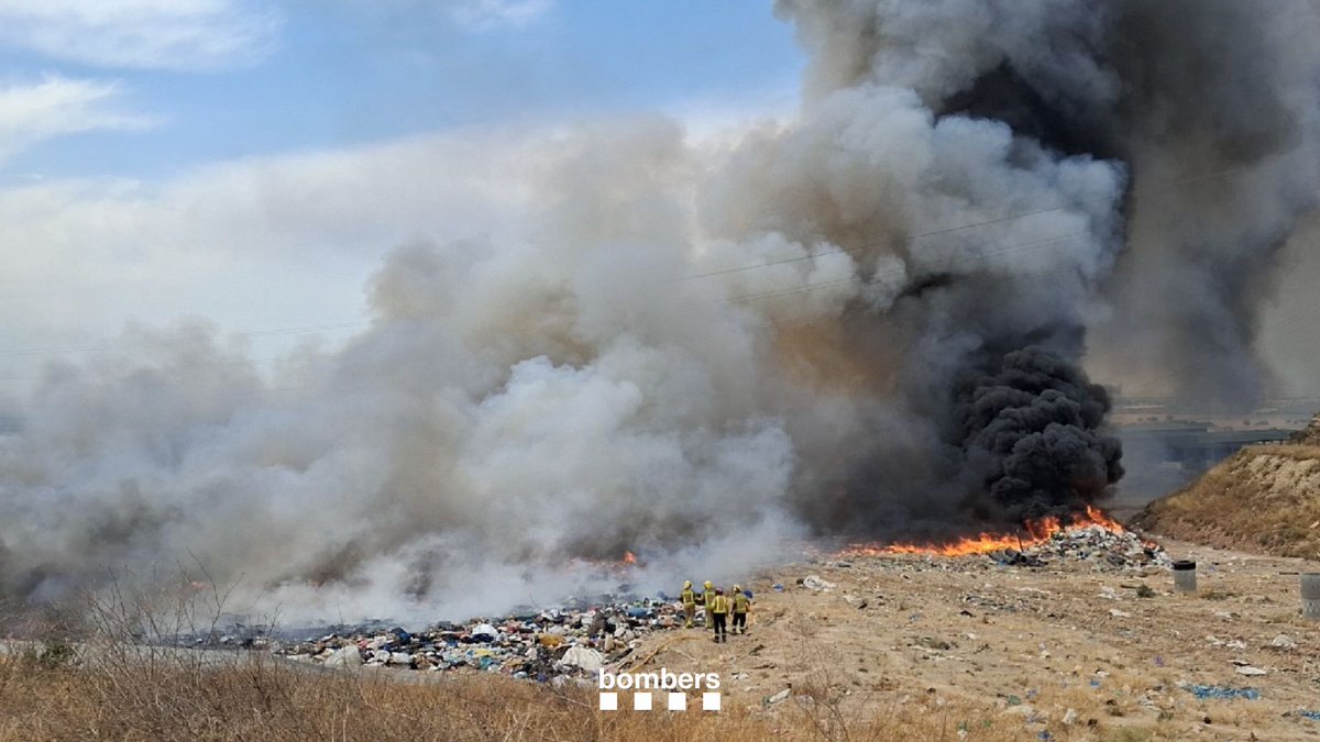 bomberscat's tweet photo. Activats 3 mitjans aeris i 9 dotacions per un incendi a l'abocador de Tàrrega (avís 15.09h). Es troba proper a zona de vegetació agrícola.

Es demana a les #ADF suport per llaurar els camps.

#bomberscat https://t.co/qlCwfCmAhO