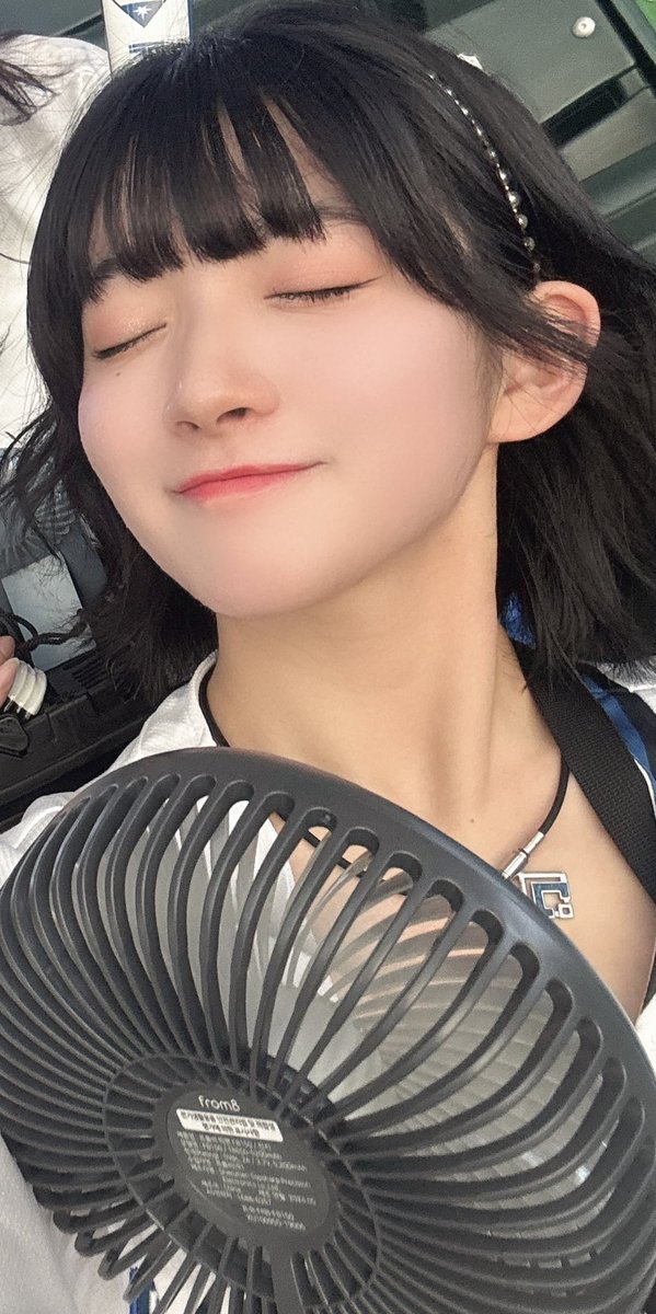 amane_bushi's tweet photo. ベルーナ暑さ、熱中症対策☀️

デカ扇風機
汗ふきシート
水分補給（凍らせた飲み物も🙆‍♀️）
凍らせたタオルを首に巻く
梅干し

汗ふきシートと飲み物と冷えタオルは保冷バッグに入れると冷たさ維持できてオススメ👍💫
明日はみんな自分のペースで座ったり水分補給したりして安全第1に楽しんでね！！ https://t.co/crIf5C76oe